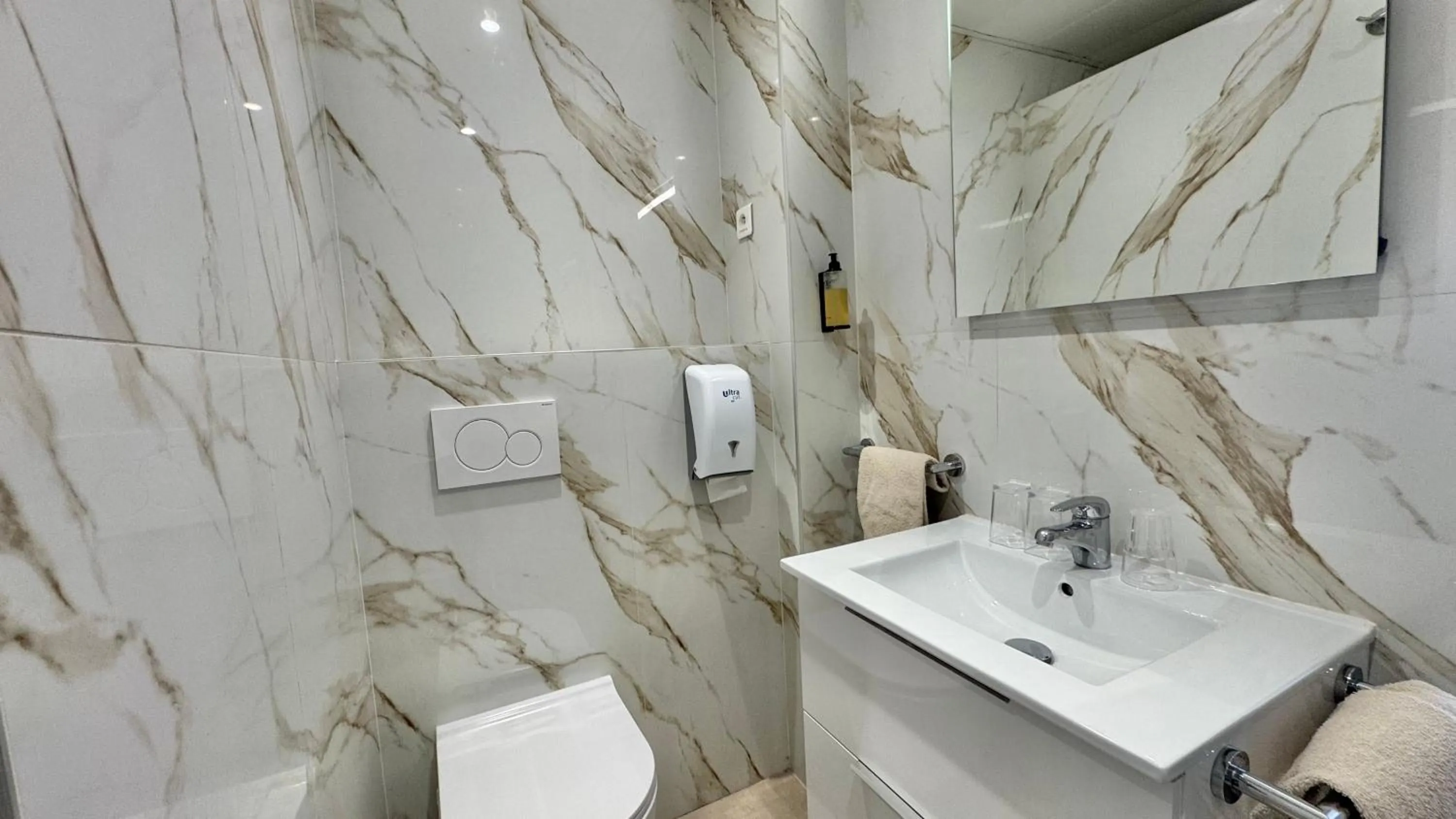 Shower in Hôtel Helvétique