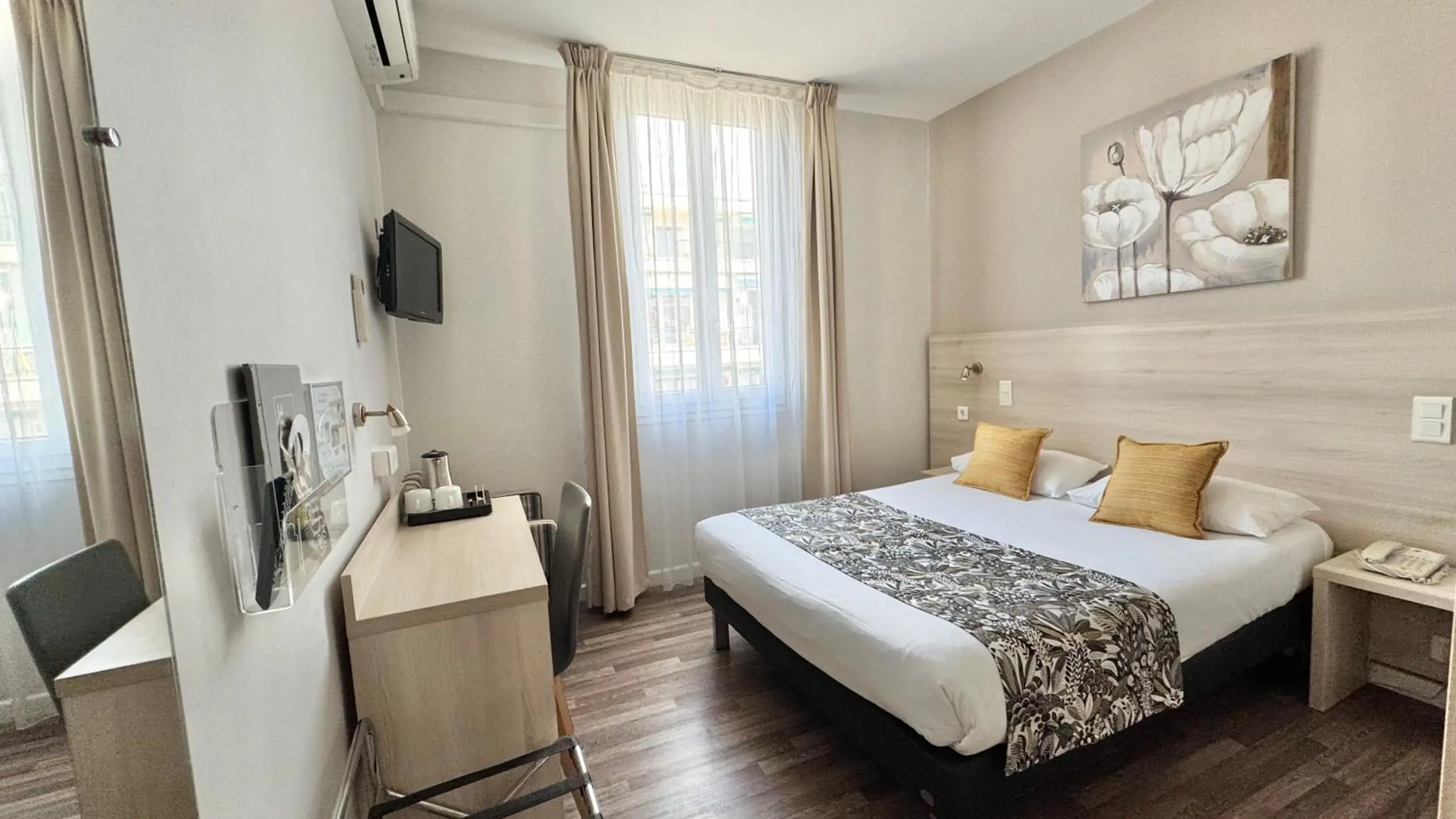 Superior Single Room in Hôtel Helvétique Superior Single Room in Hôtel Helvétique