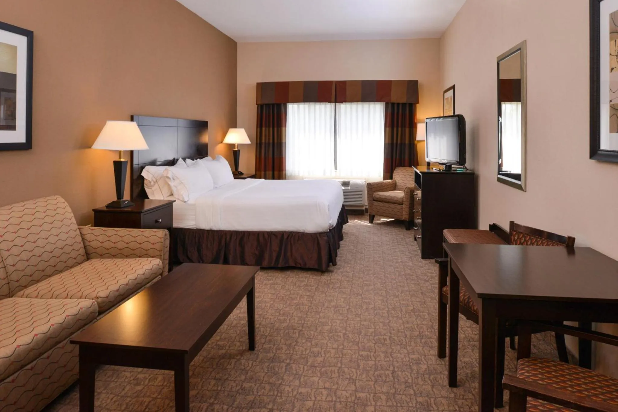 Photo of the whole room, Bed in Holiday Inn Express & Suites Bridgeport by IHG