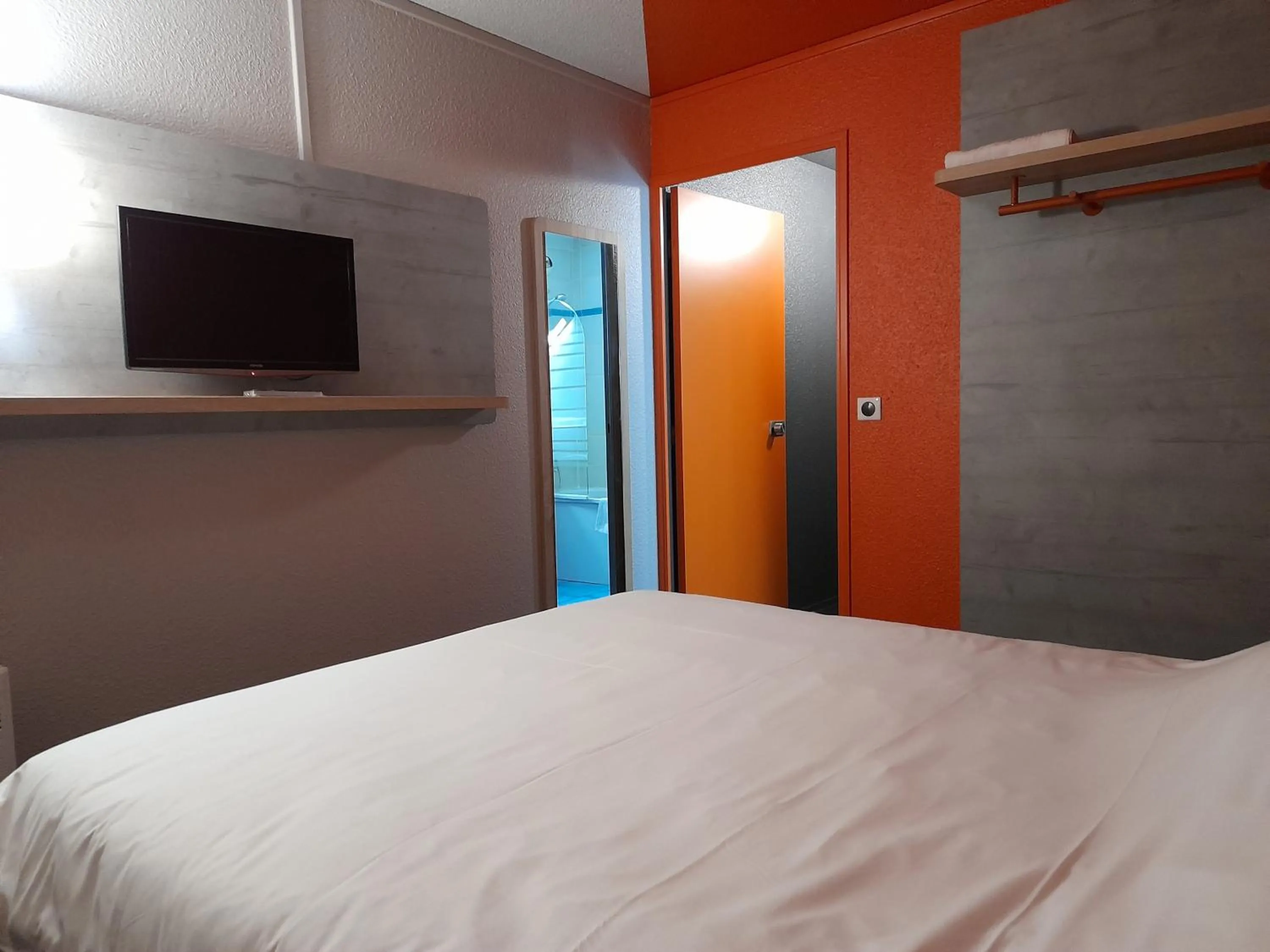 Bedroom, Bed in Ibis Budget Fresnes Orly