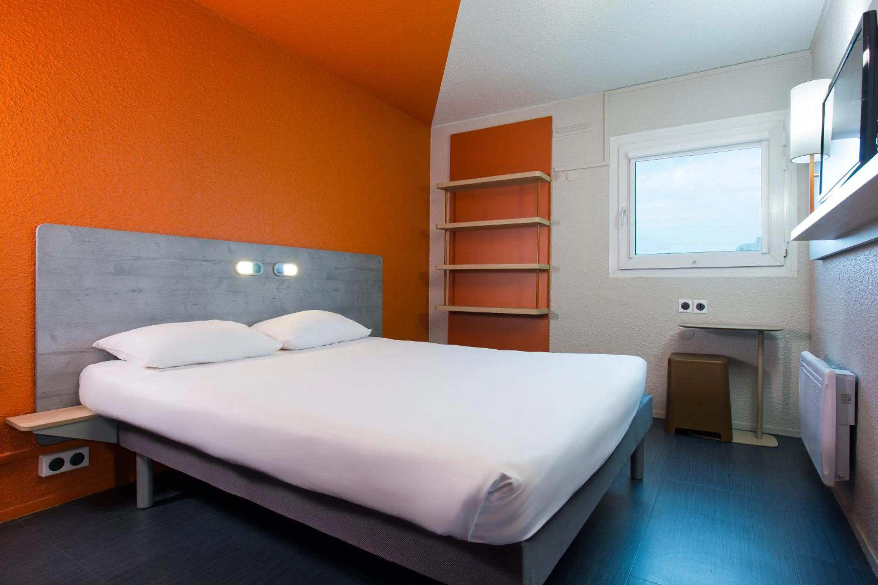 Bedroom, Bed in Ibis Budget Fresnes Orly