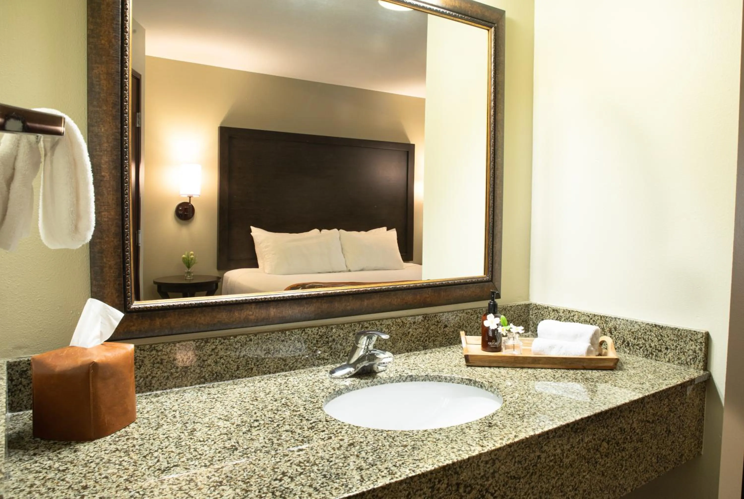 Bathroom in Oxford Suites Pendleton