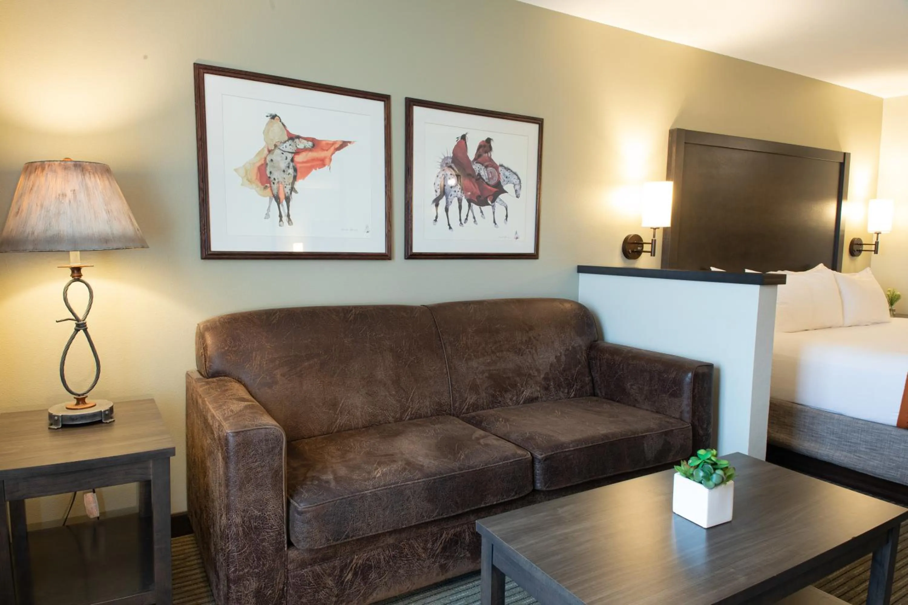 Seating area in Oxford Suites Pendleton