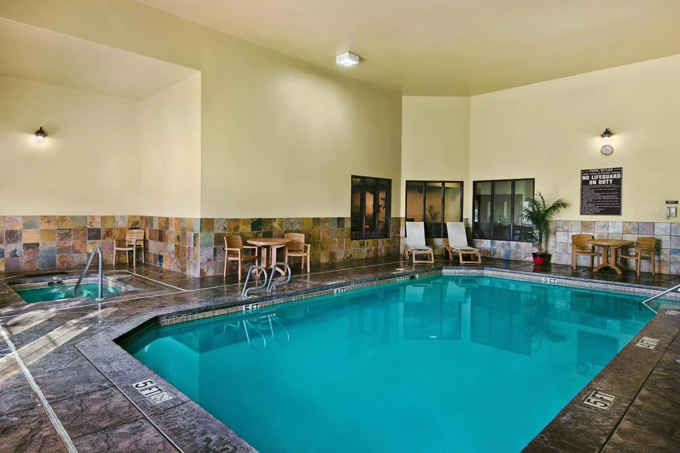 Hot Tub in Oxford Suites Pendleton