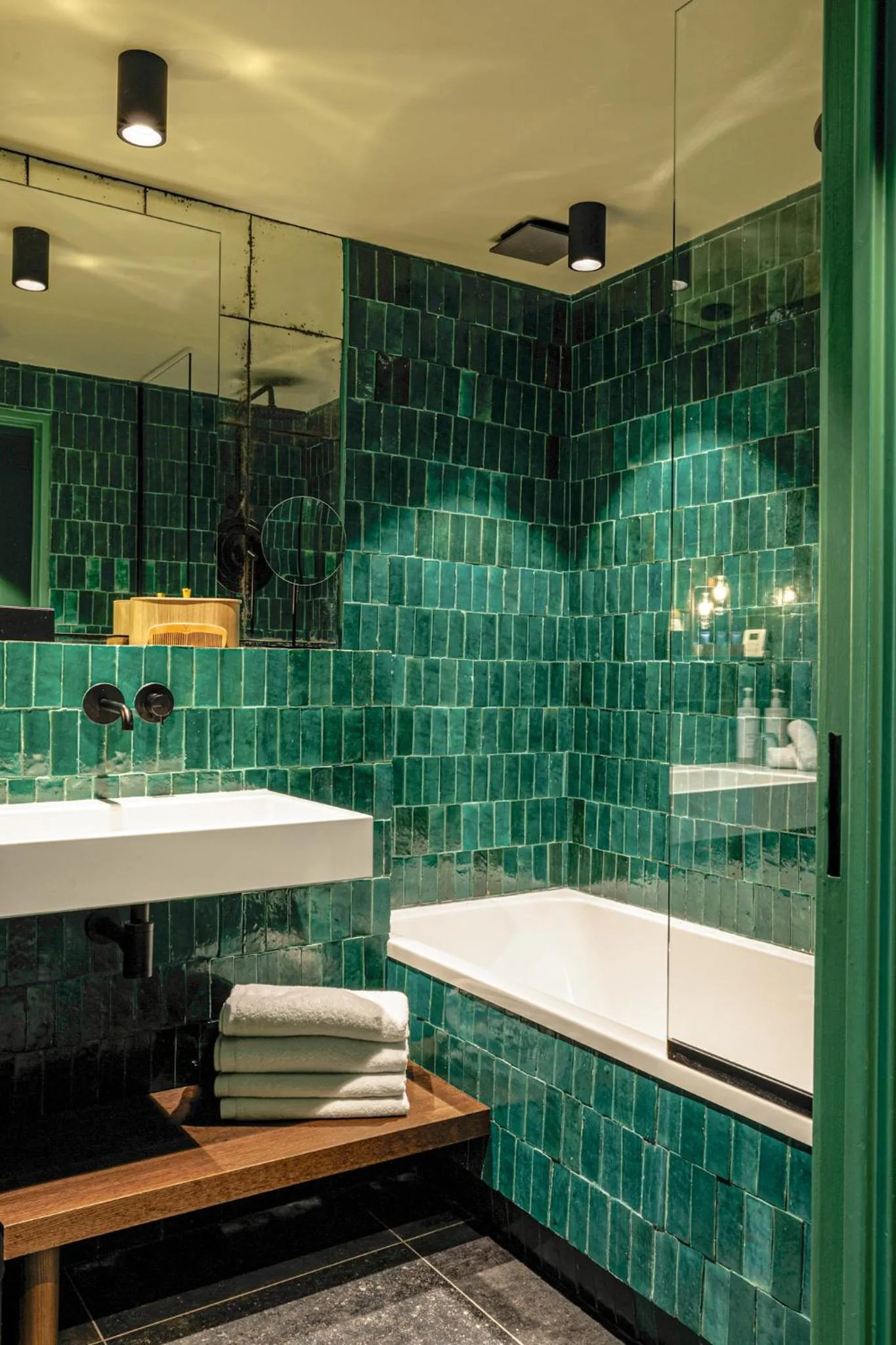 Bathroom in Les Etangs de Corot