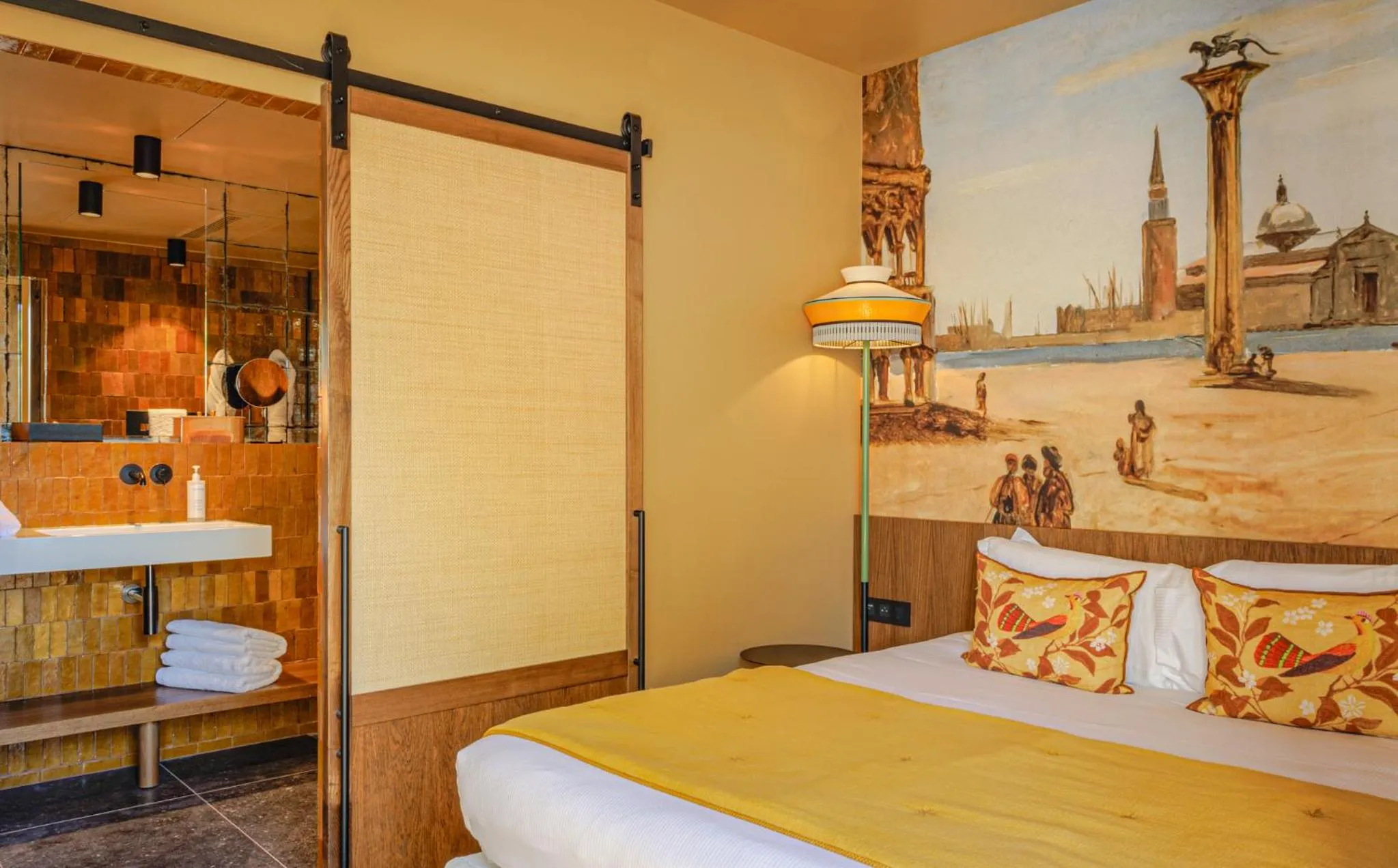 Photo of the whole room, Bed in Les Etangs de Corot