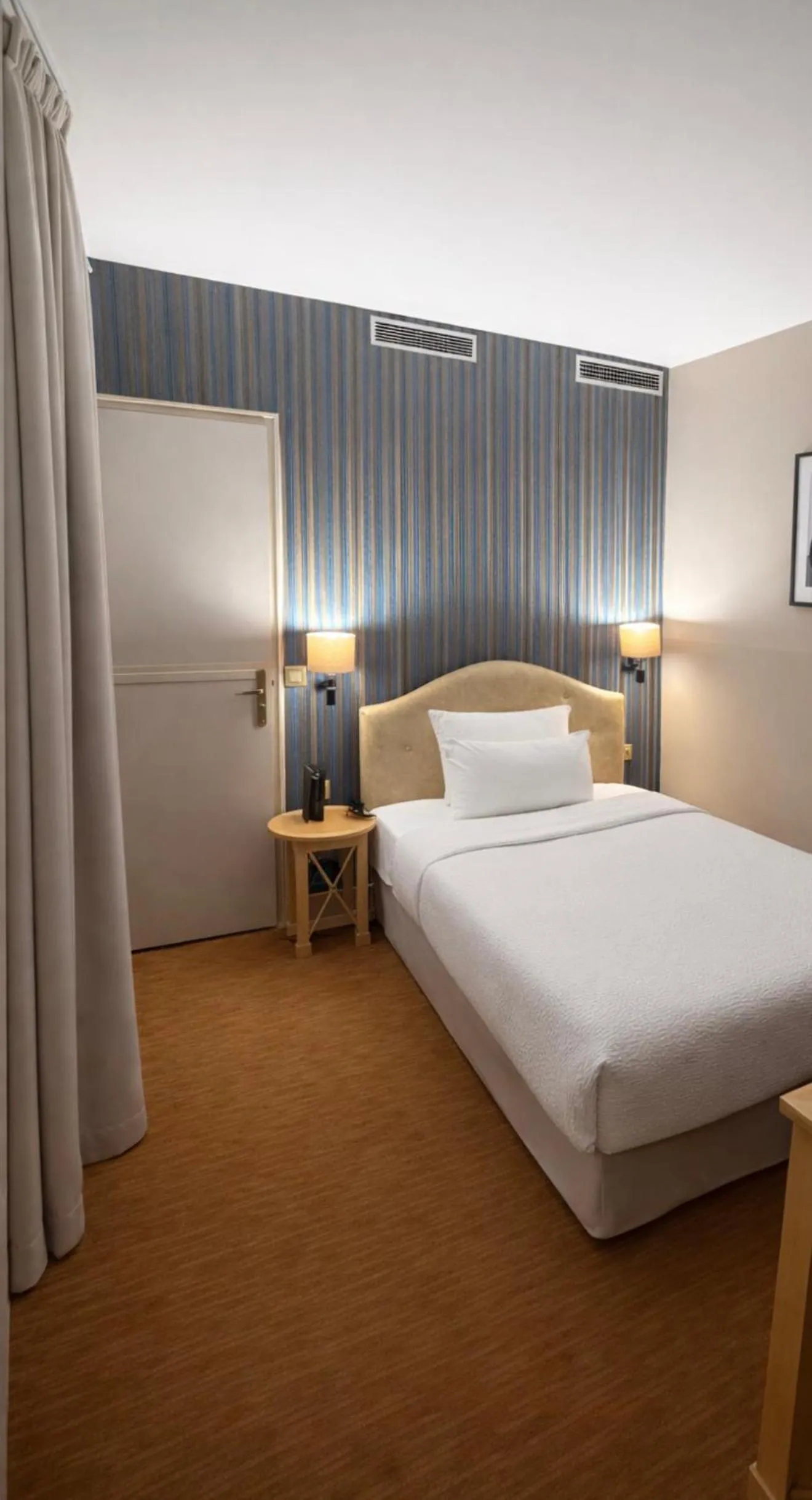 Bed in Hôtel Central Saint Germain