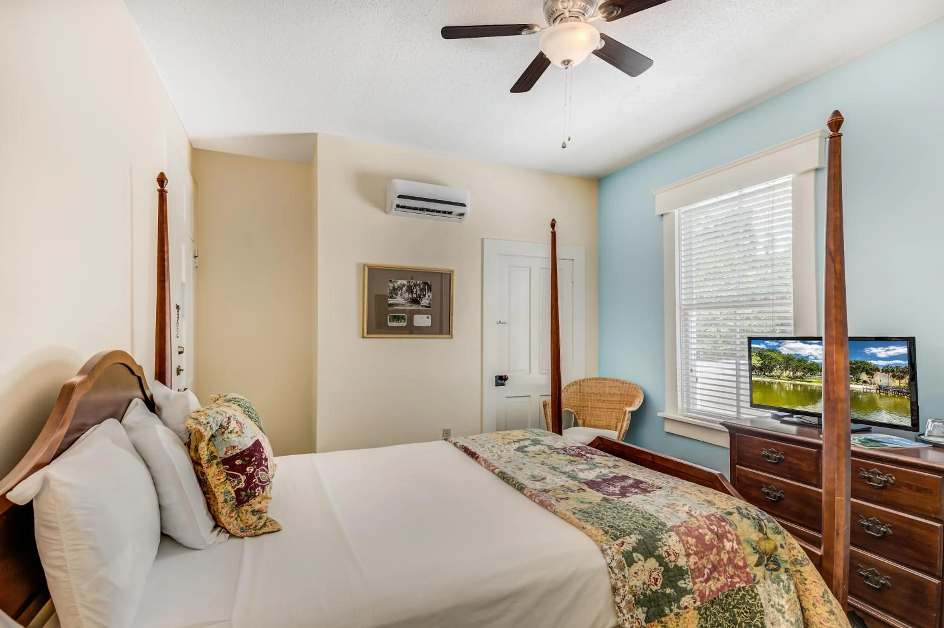 Bed in Lakeside Inn on Lake Dora