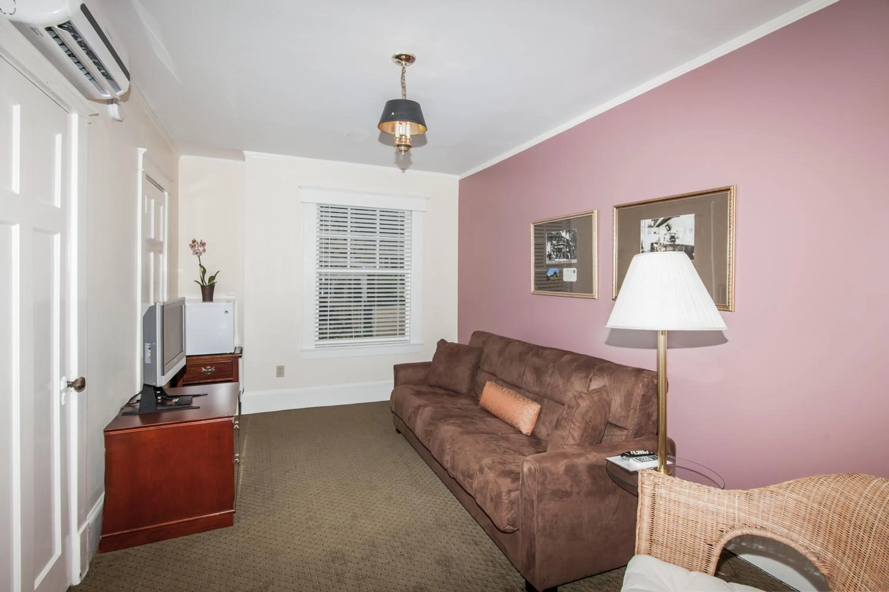 Living room in Lakeside Inn on Lake Dora