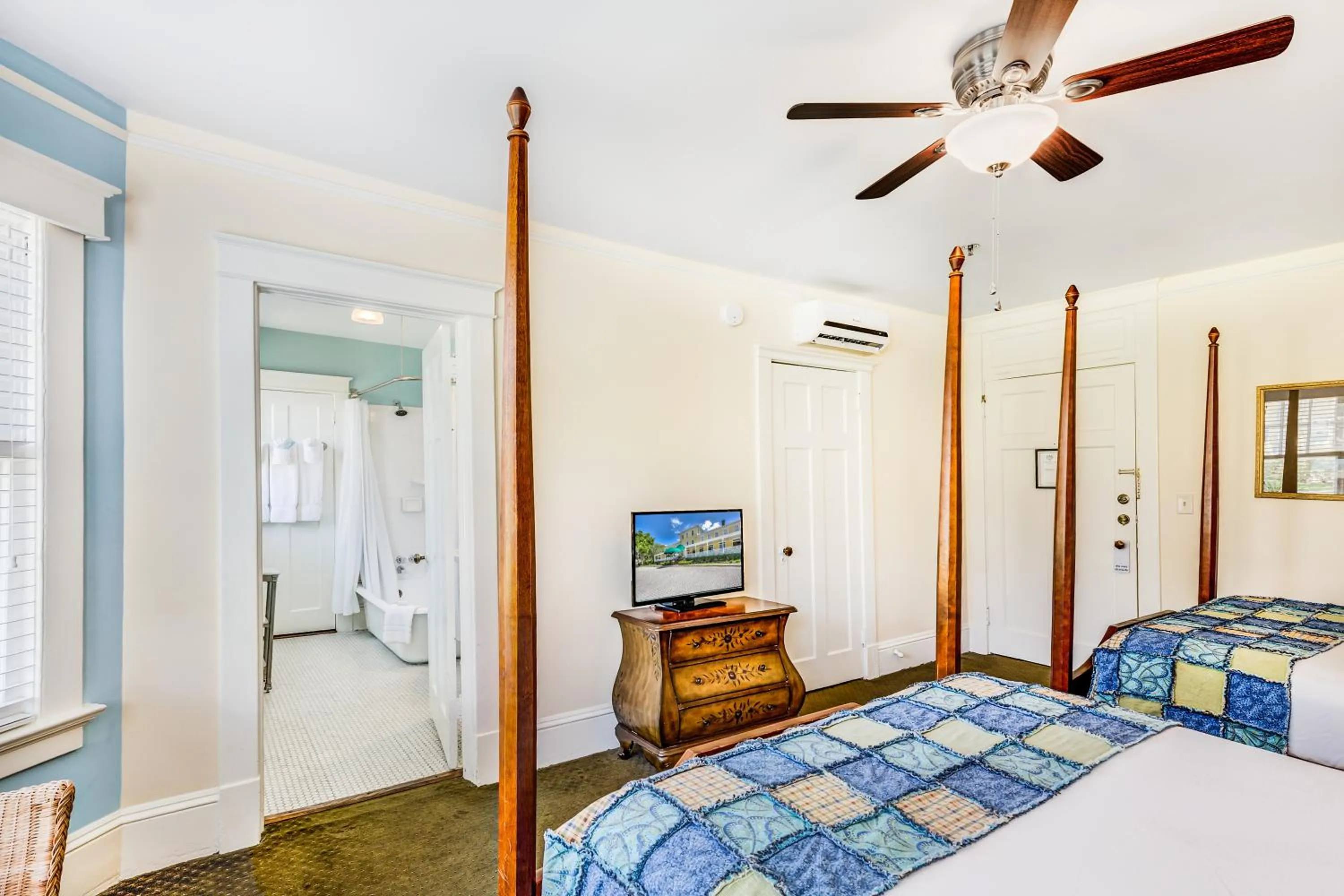 Bed in Lakeside Inn on Lake Dora