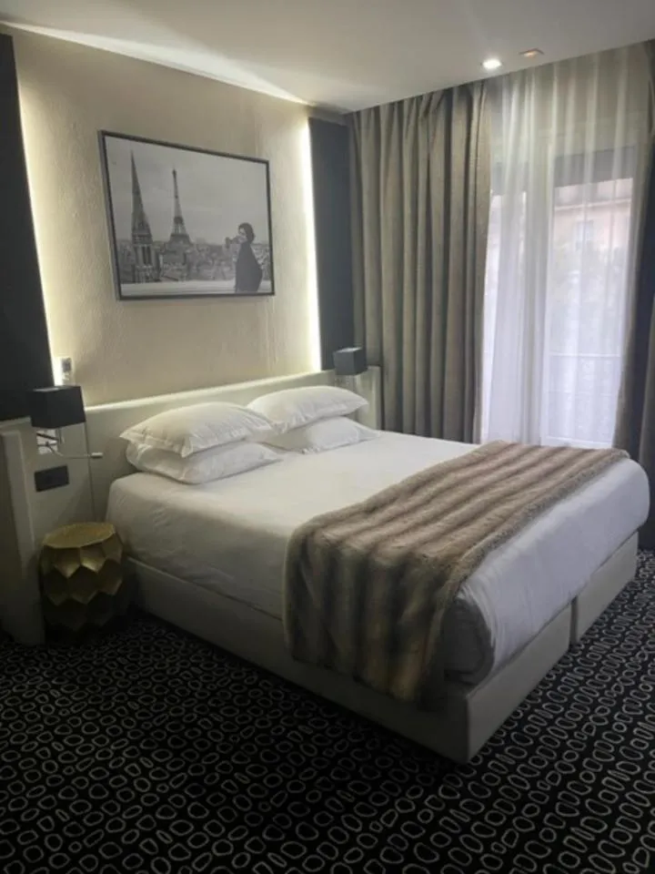 Bed in Hôtel Elysées Paris