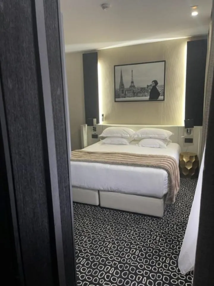 Bed in Hôtel Elysées Paris