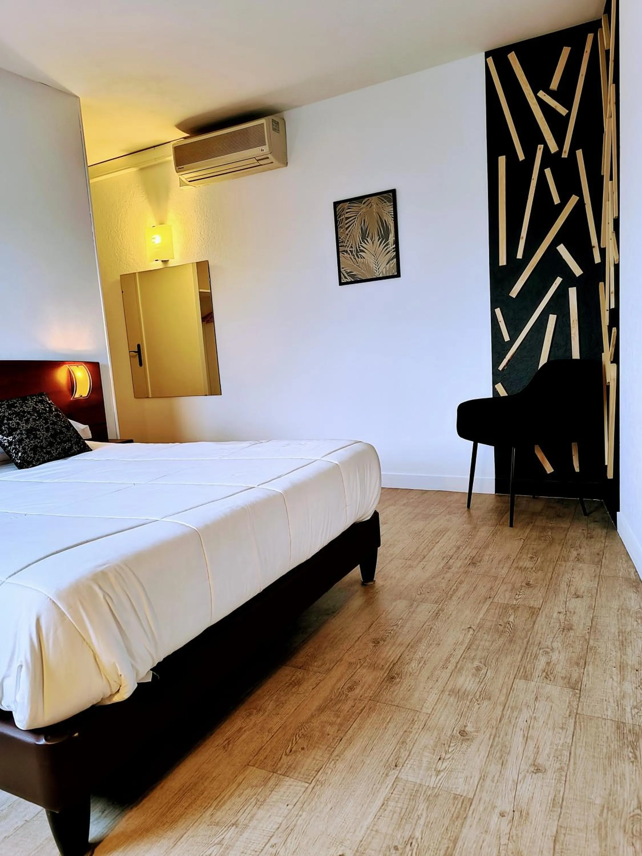 Bedroom, Bed in Hôtel Saint Jacques