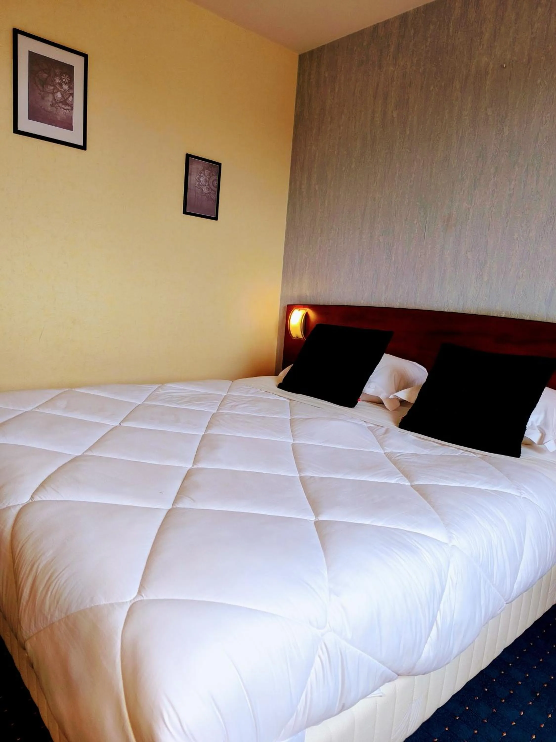 Bedroom, Bed in Hôtel Saint Jacques