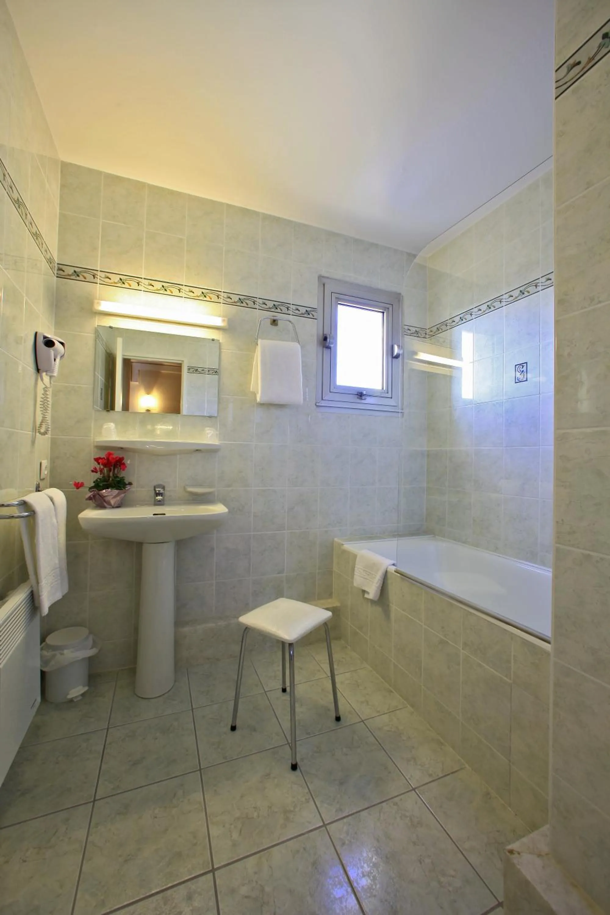 Bathroom in Hôtel Saint Jacques