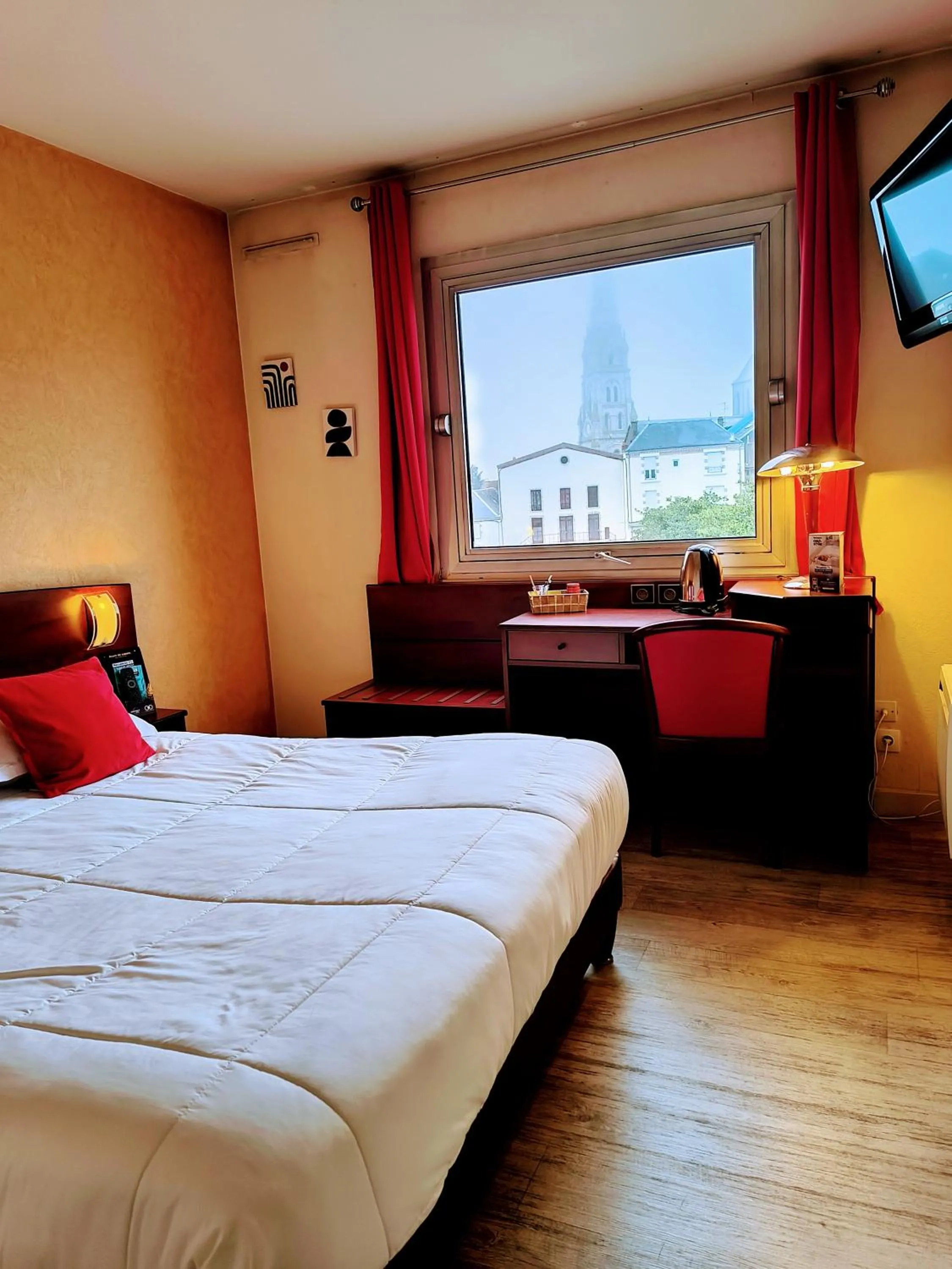 Bedroom, Bed in Hôtel Saint Jacques