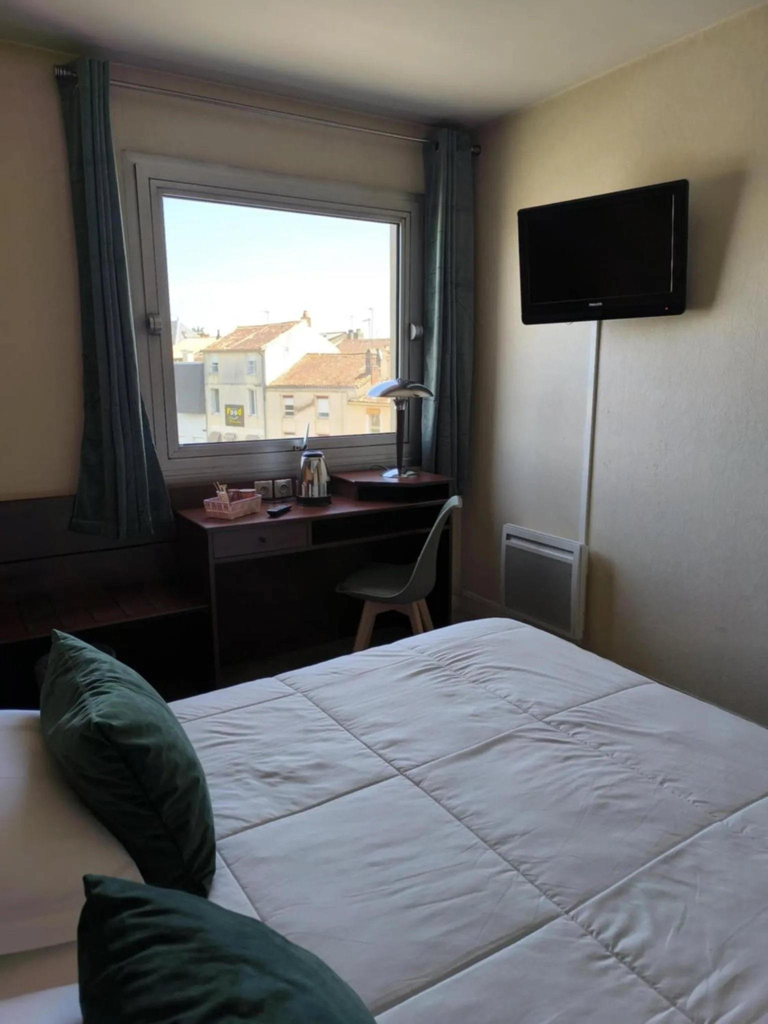 Bedroom, Bed in Hôtel Saint Jacques
