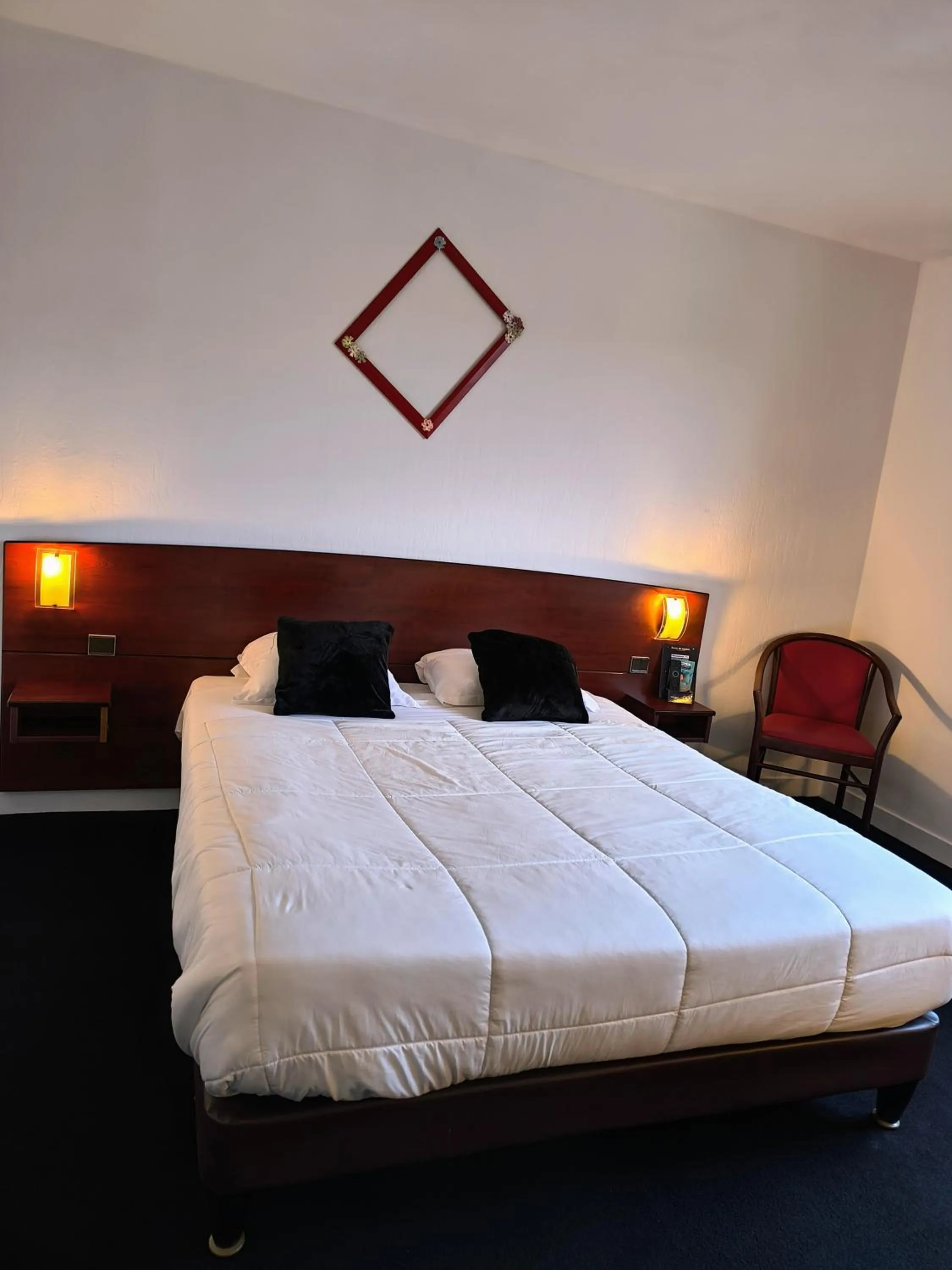 Bedroom, Bed in Hôtel Saint Jacques