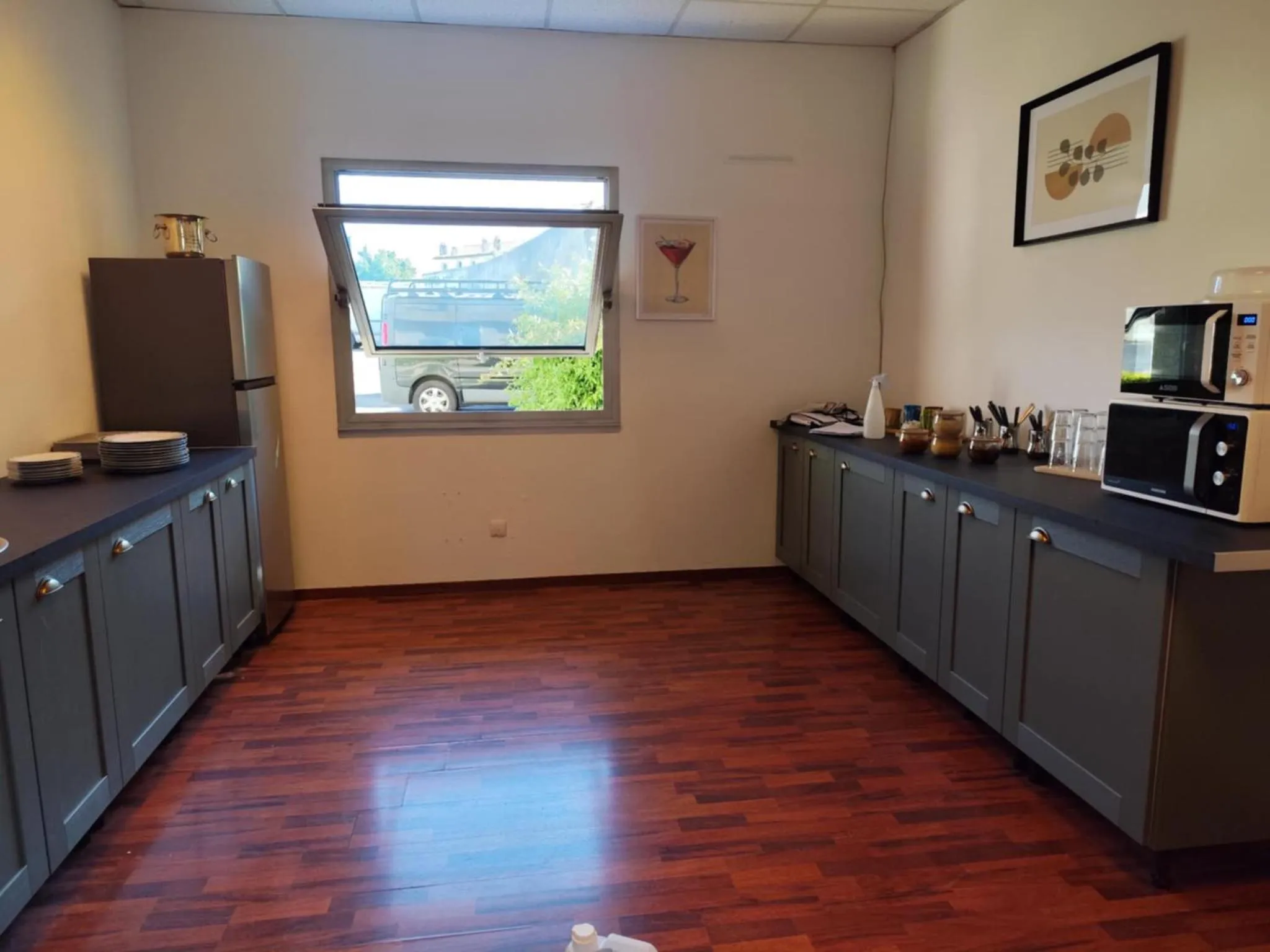 Communal kitchen in Hôtel Saint Jacques