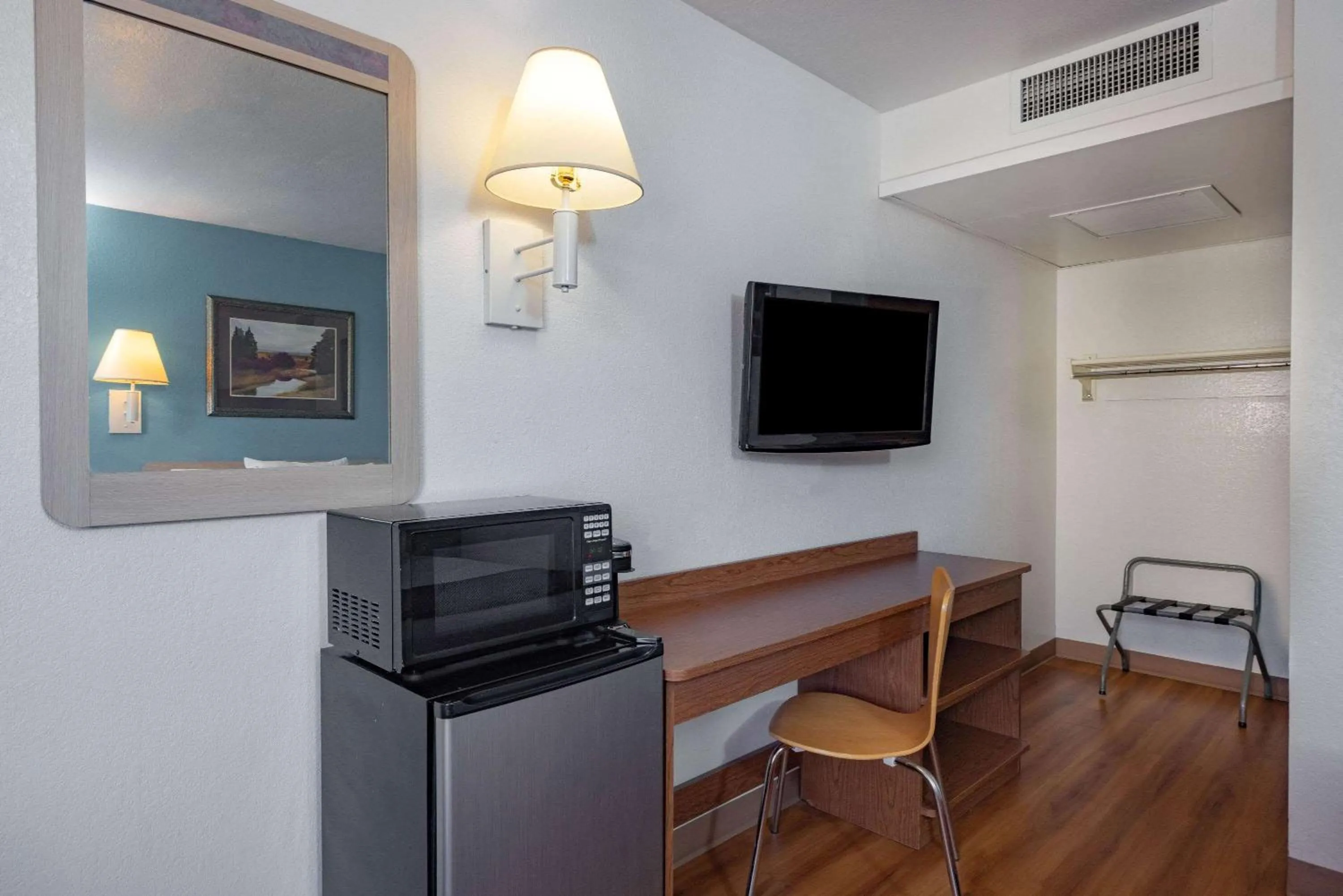 TV and multimedia in Travelodge by Wyndham Miles City