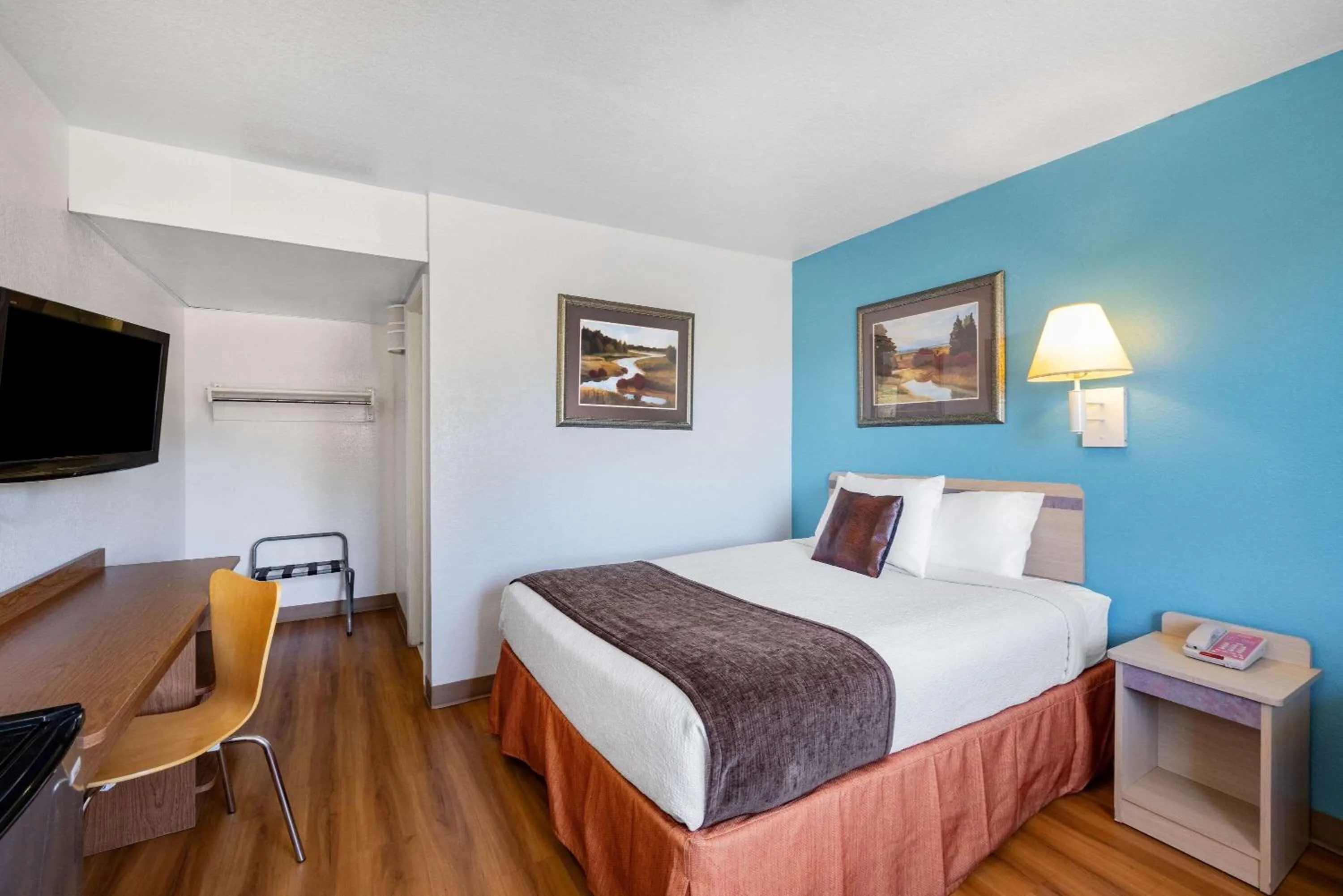 Photo of the whole room in Travelodge by Wyndham Miles City