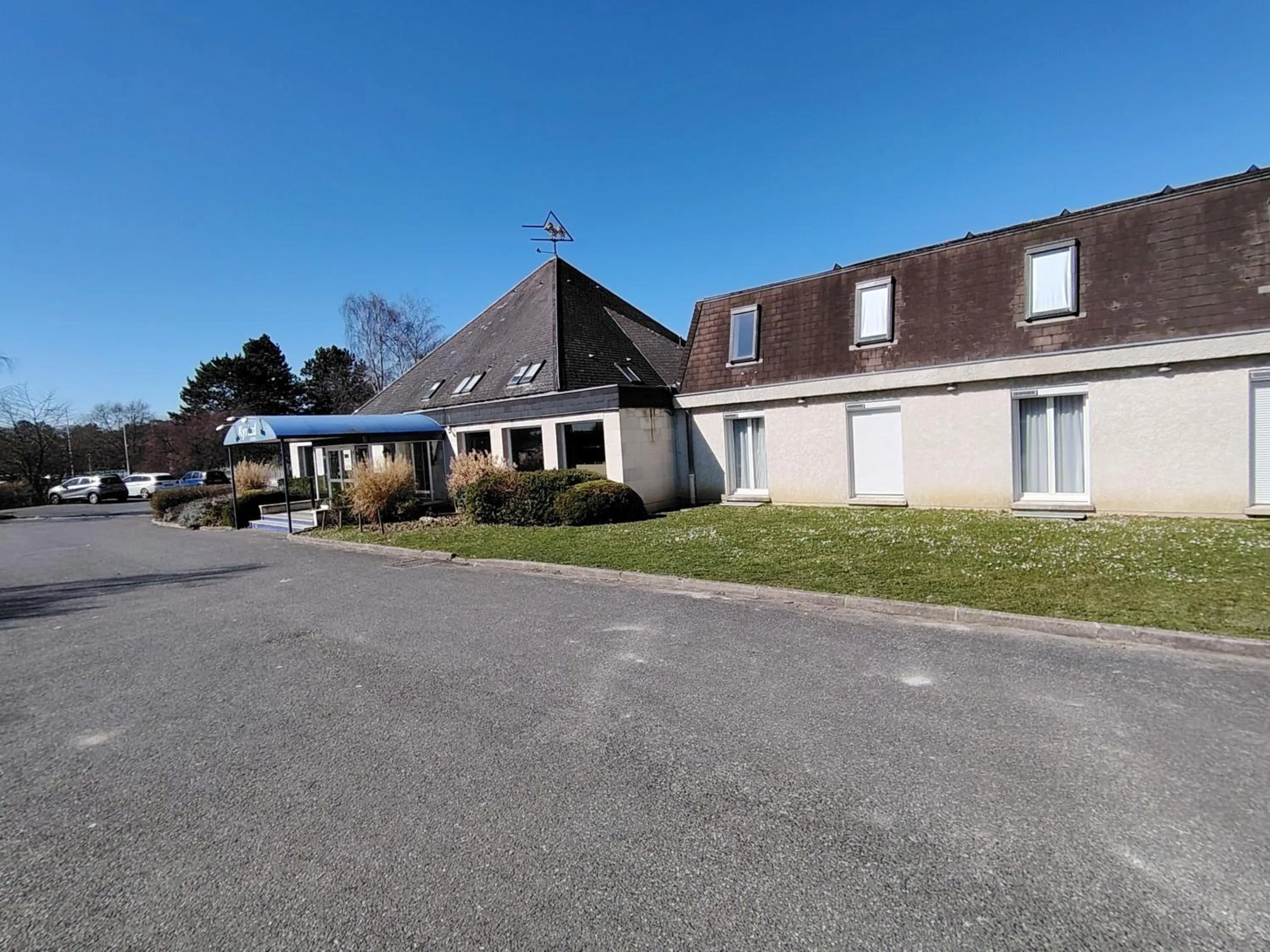 Property building in Kyriad Laon