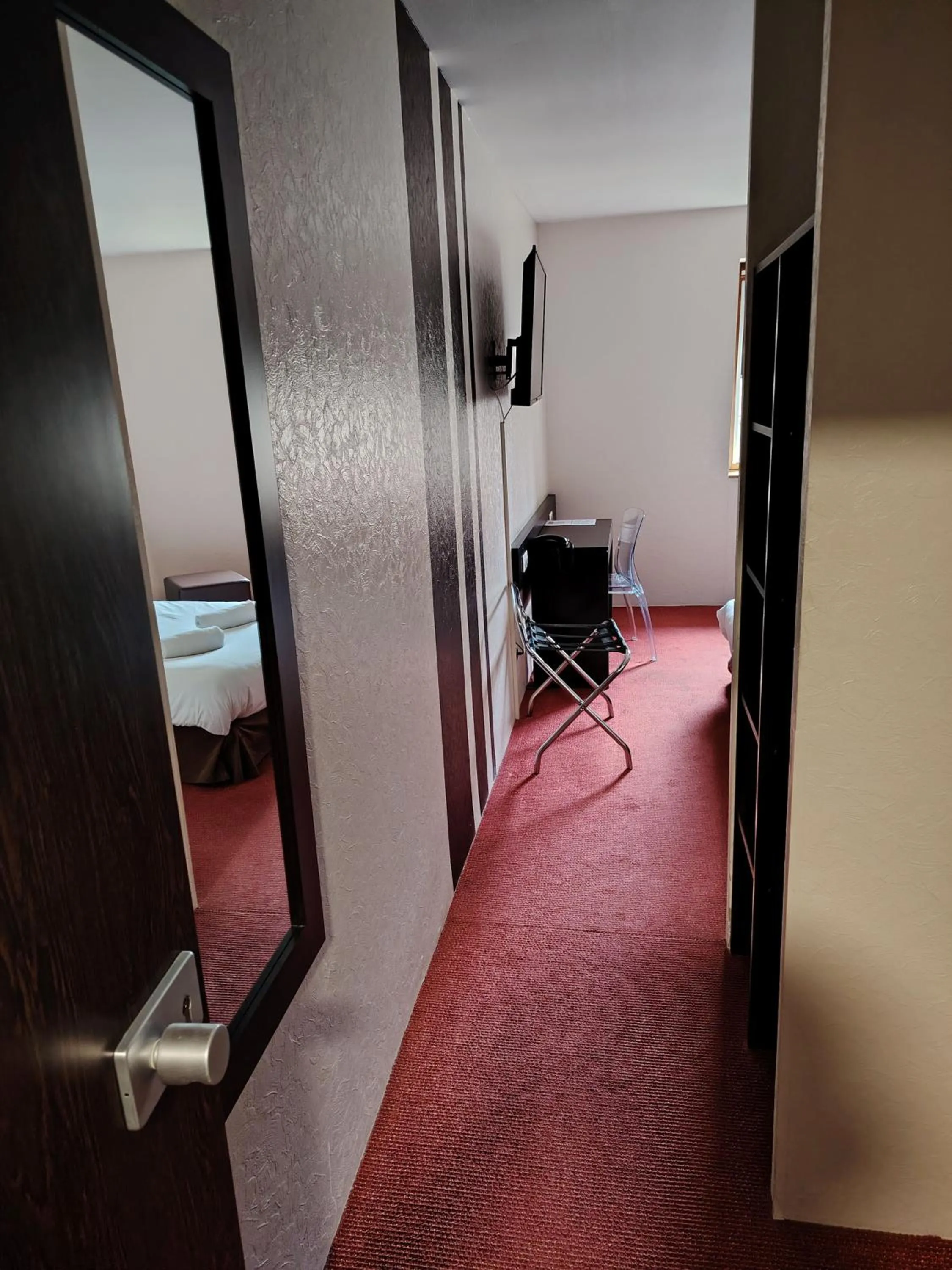 Photo of the whole room, Bed in Kyriad Laon