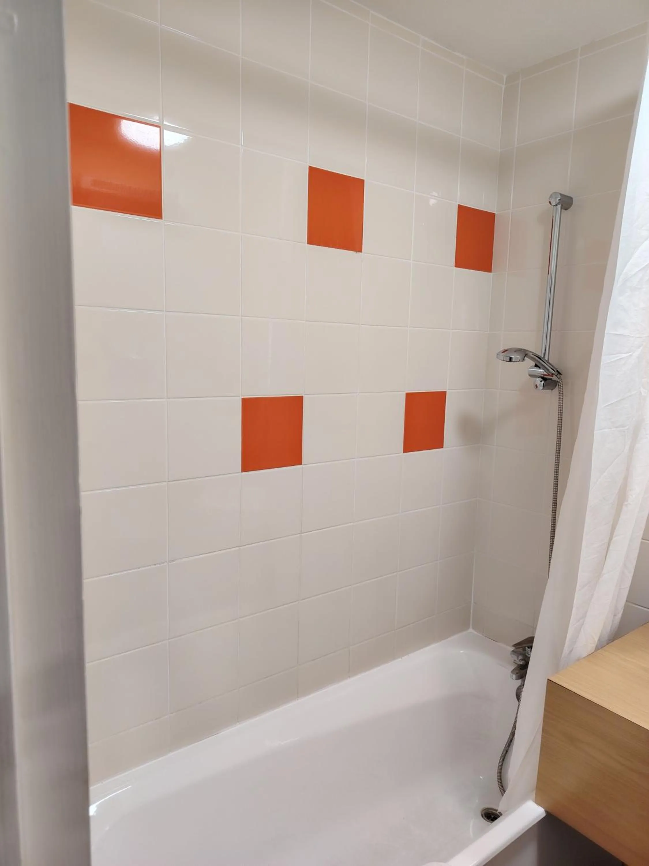 Bathroom in Kyriad Laon