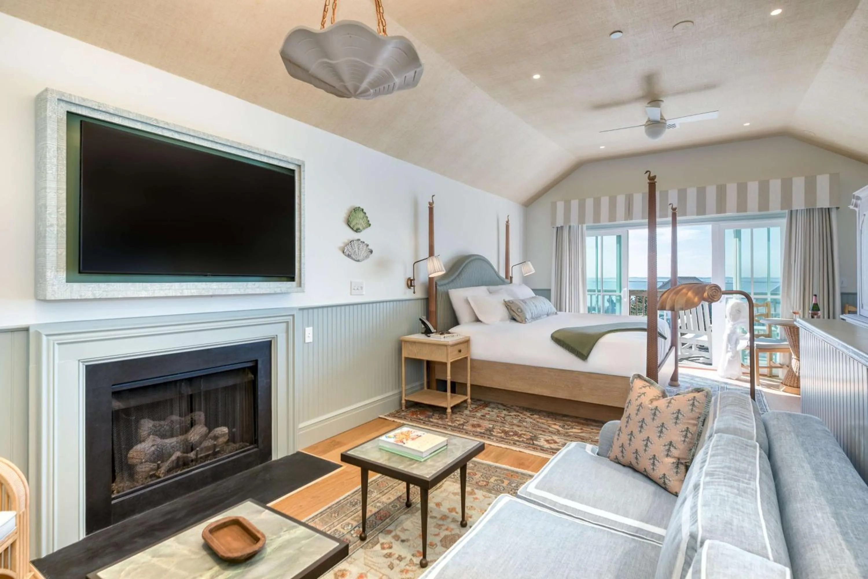 Photo of the whole room, Bed in The Sanderling