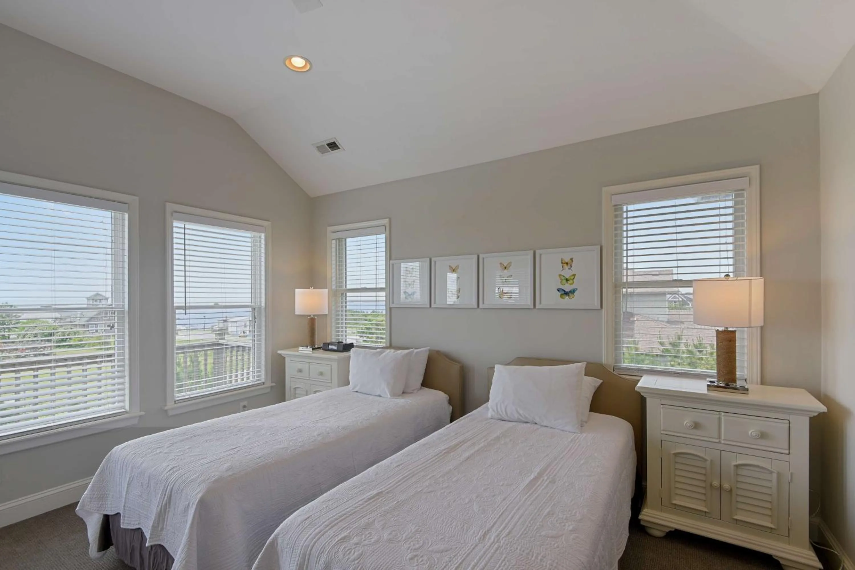 Photo of the whole room, Bed in The Sanderling