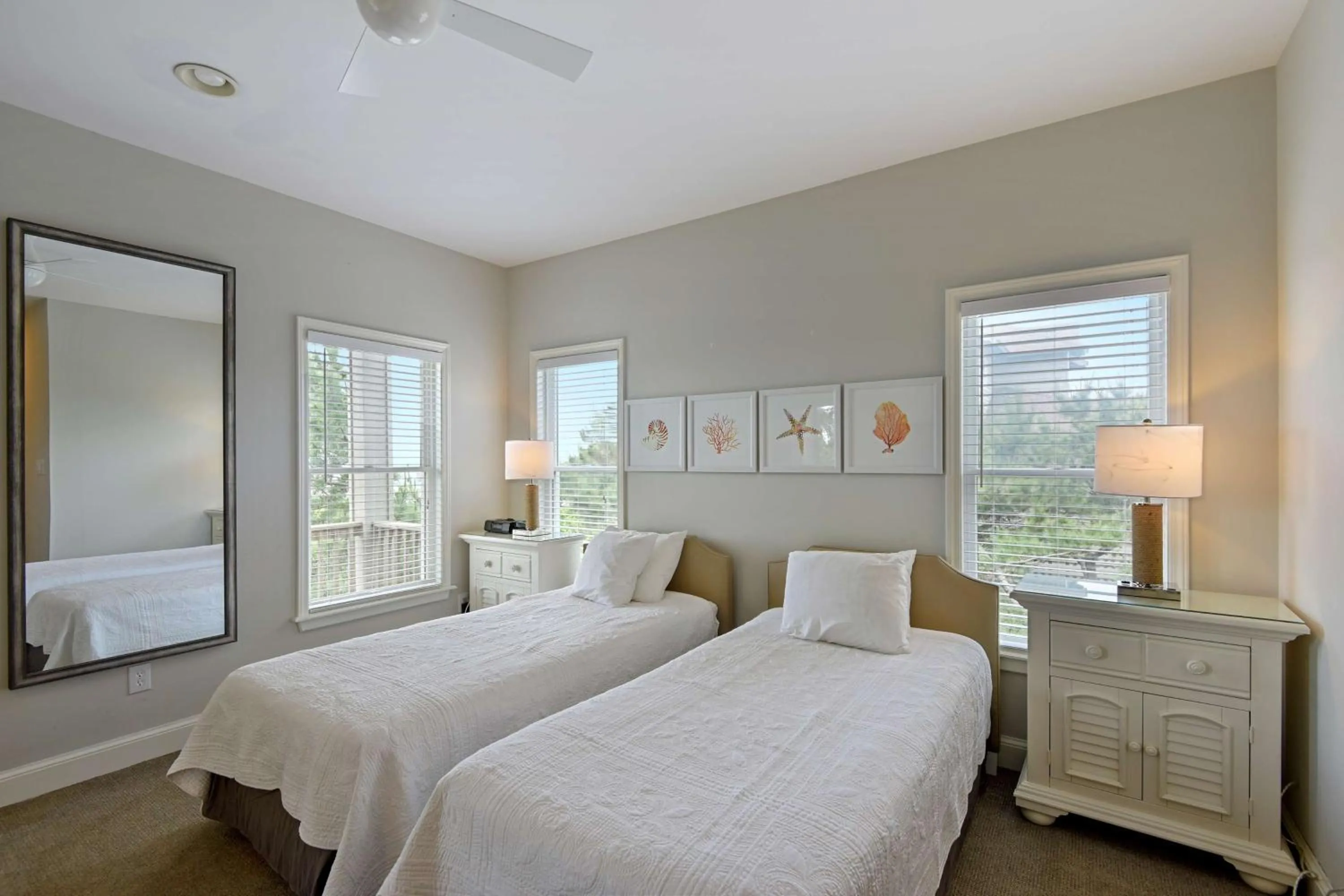 Photo of the whole room, Bed in The Sanderling