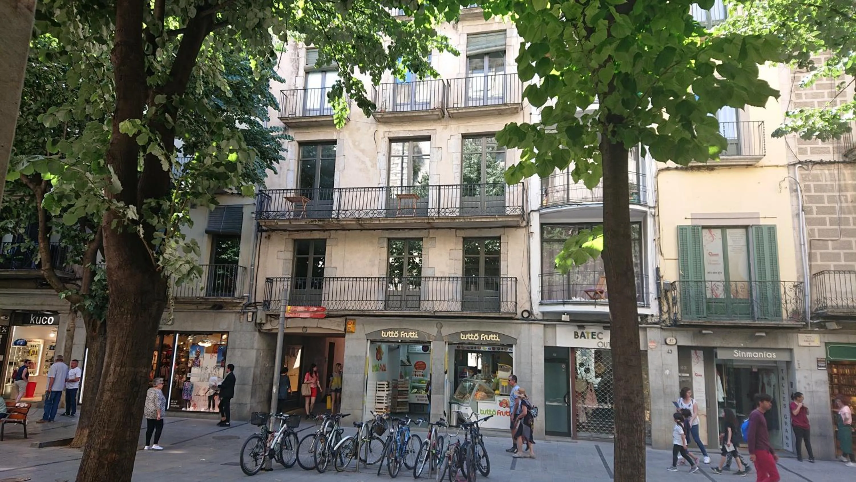 Property building in Bravissimo Rambla Eiffel Bridge 1
