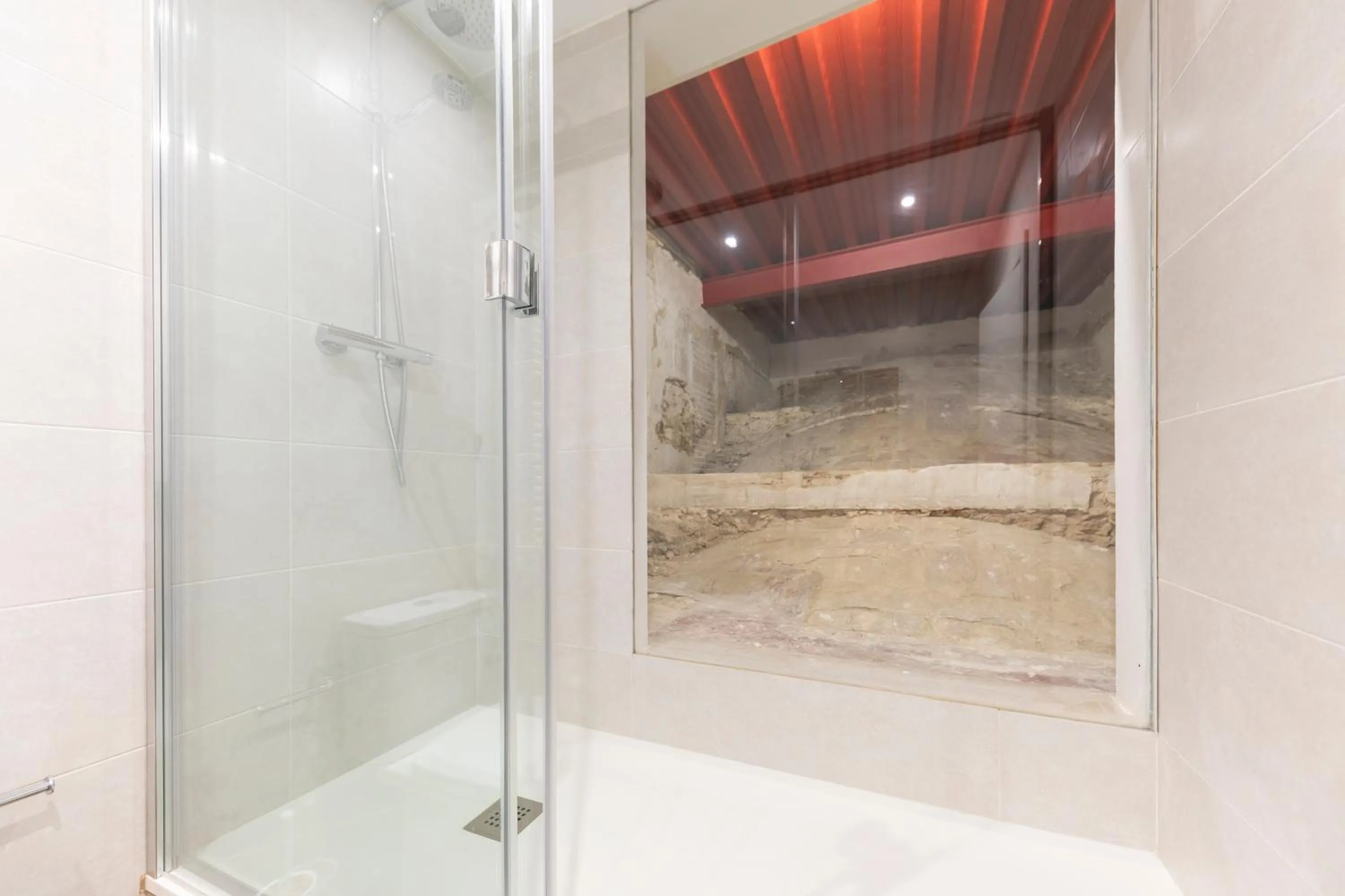 Shower in Bravissimo Rambla Eiffel Bridge 1