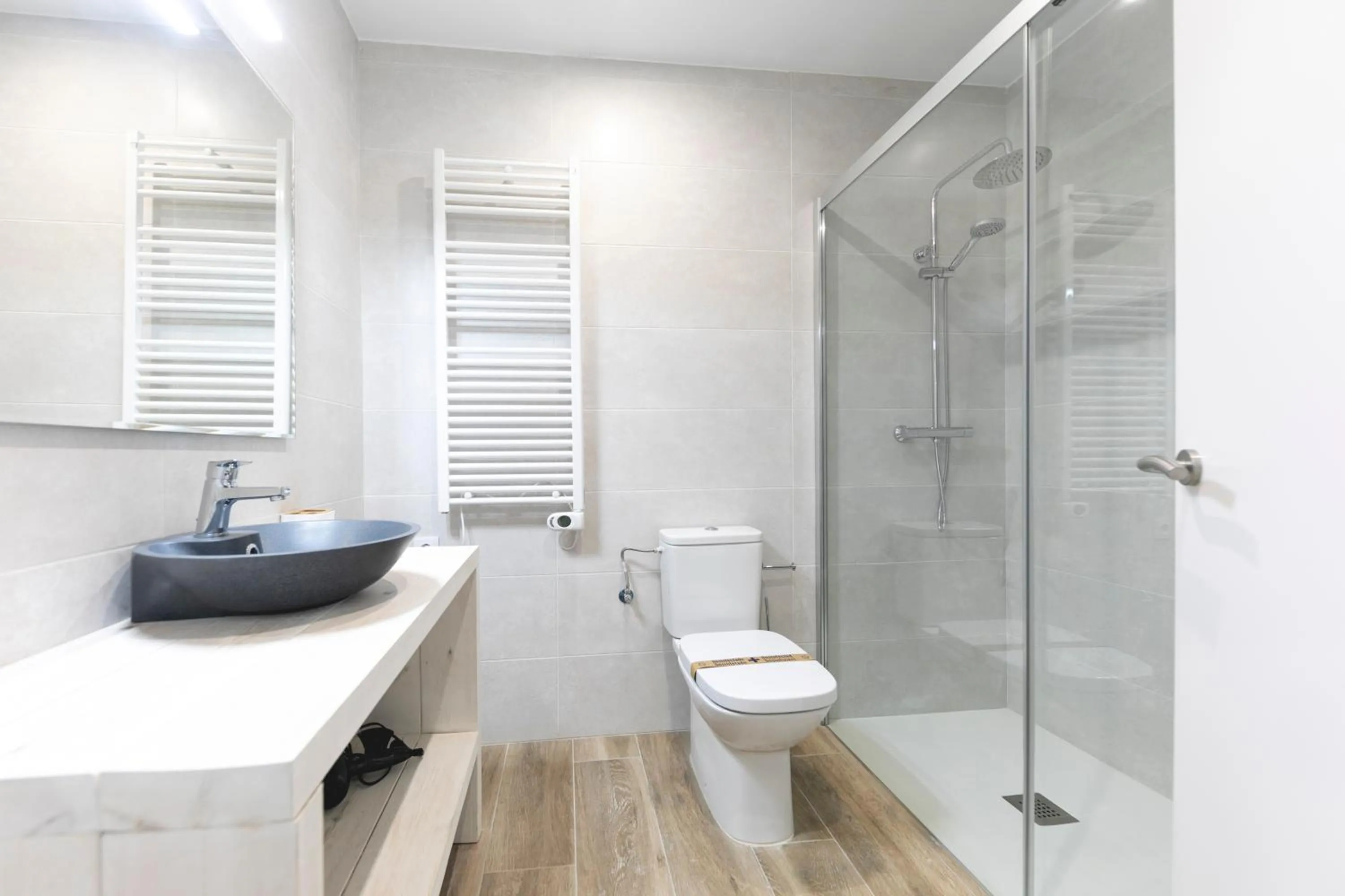 Shower in Bravissimo Rambla Eiffel Bridge 1