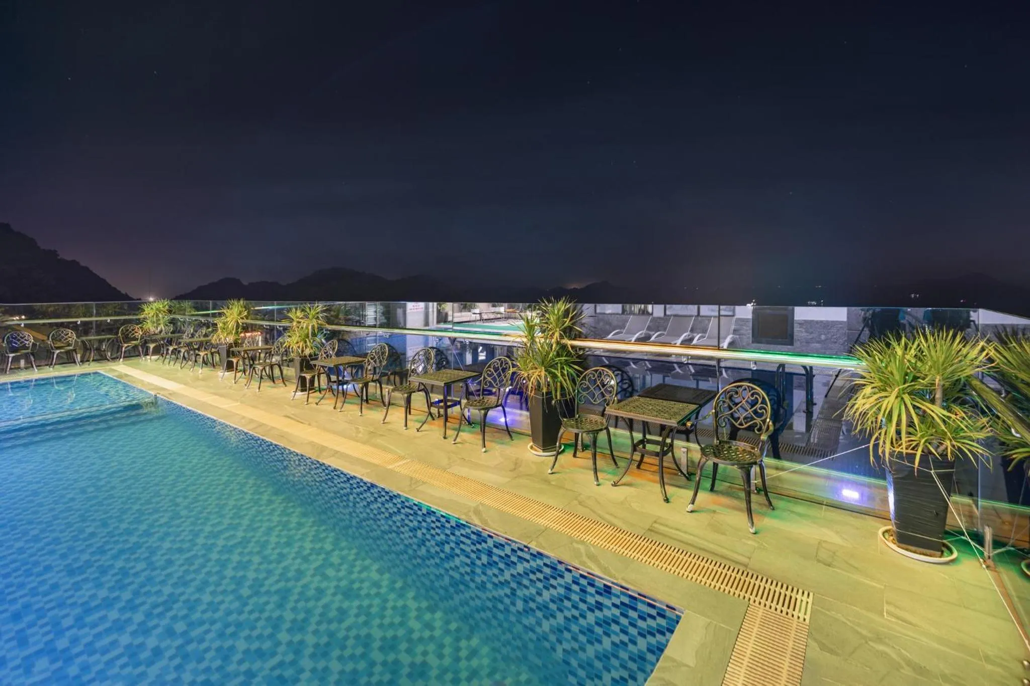 Night in Cat Ba Paradise Hotel - Sky Bar & Massage