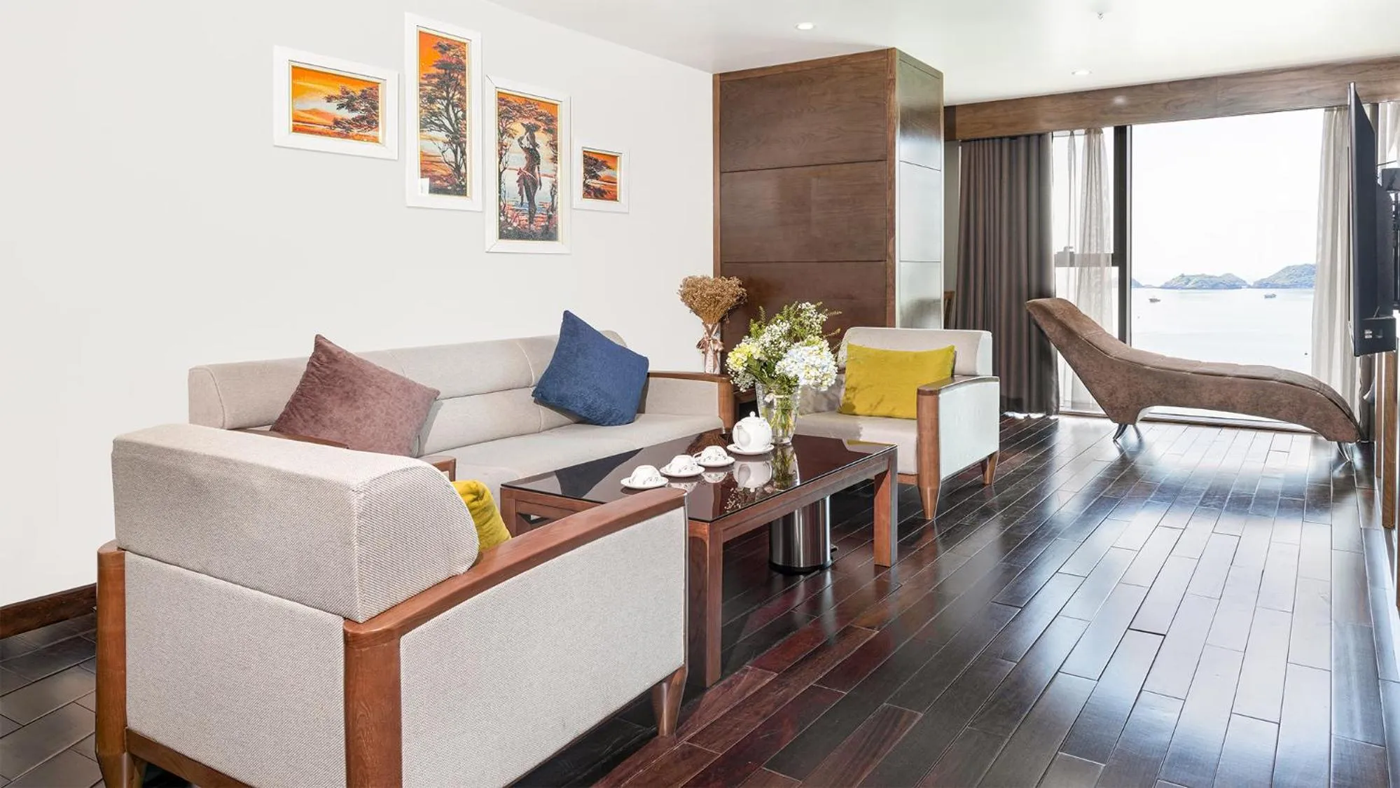 Living room, Bed in Cat Ba Paradise Hotel - Sky Bar & Massage