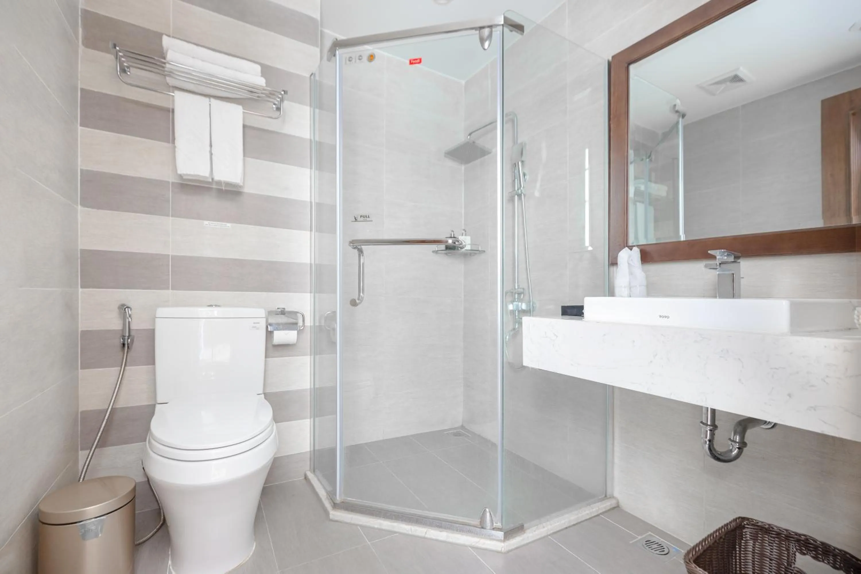 Shower in Cat Ba Paradise Hotel - Sky Bar & Massage