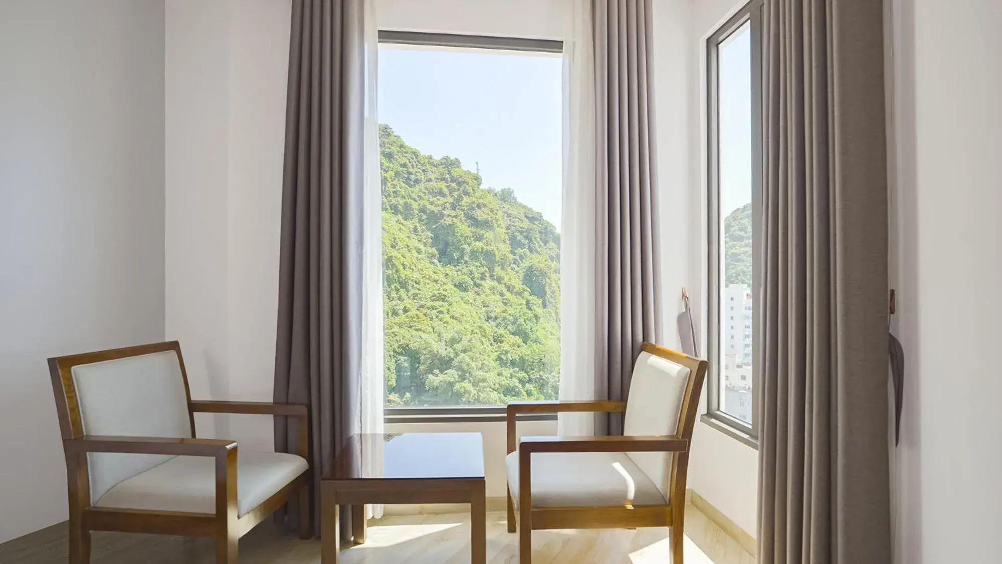 Triple Room with Sea View in Cat Ba Paradise Hotel - Sky Bar & Massage Triple Room with Sea View in Cat Ba Paradise Hotel - Sky Bar & Massage