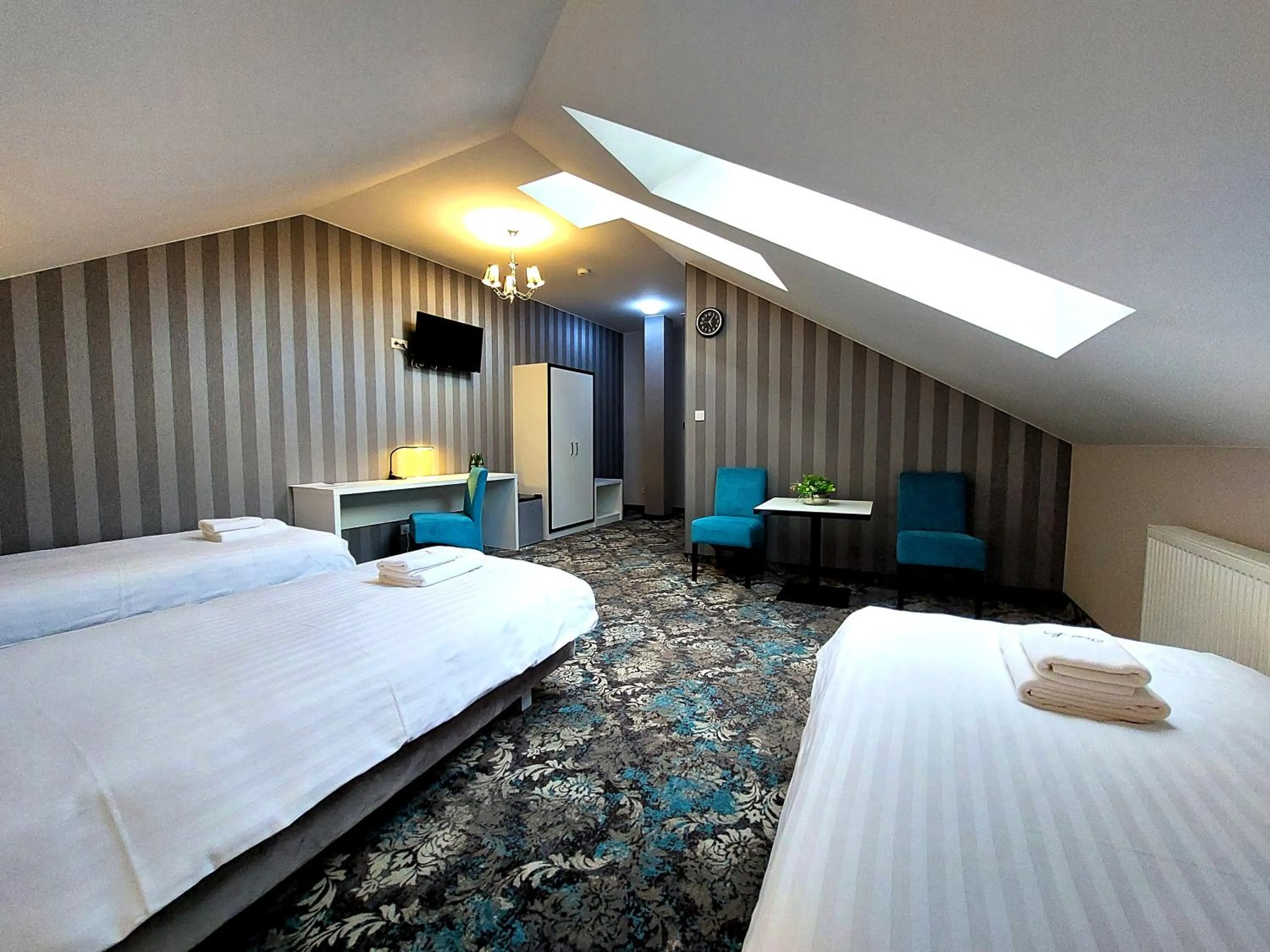 Photo of the whole room, Bed in Hotel Lord