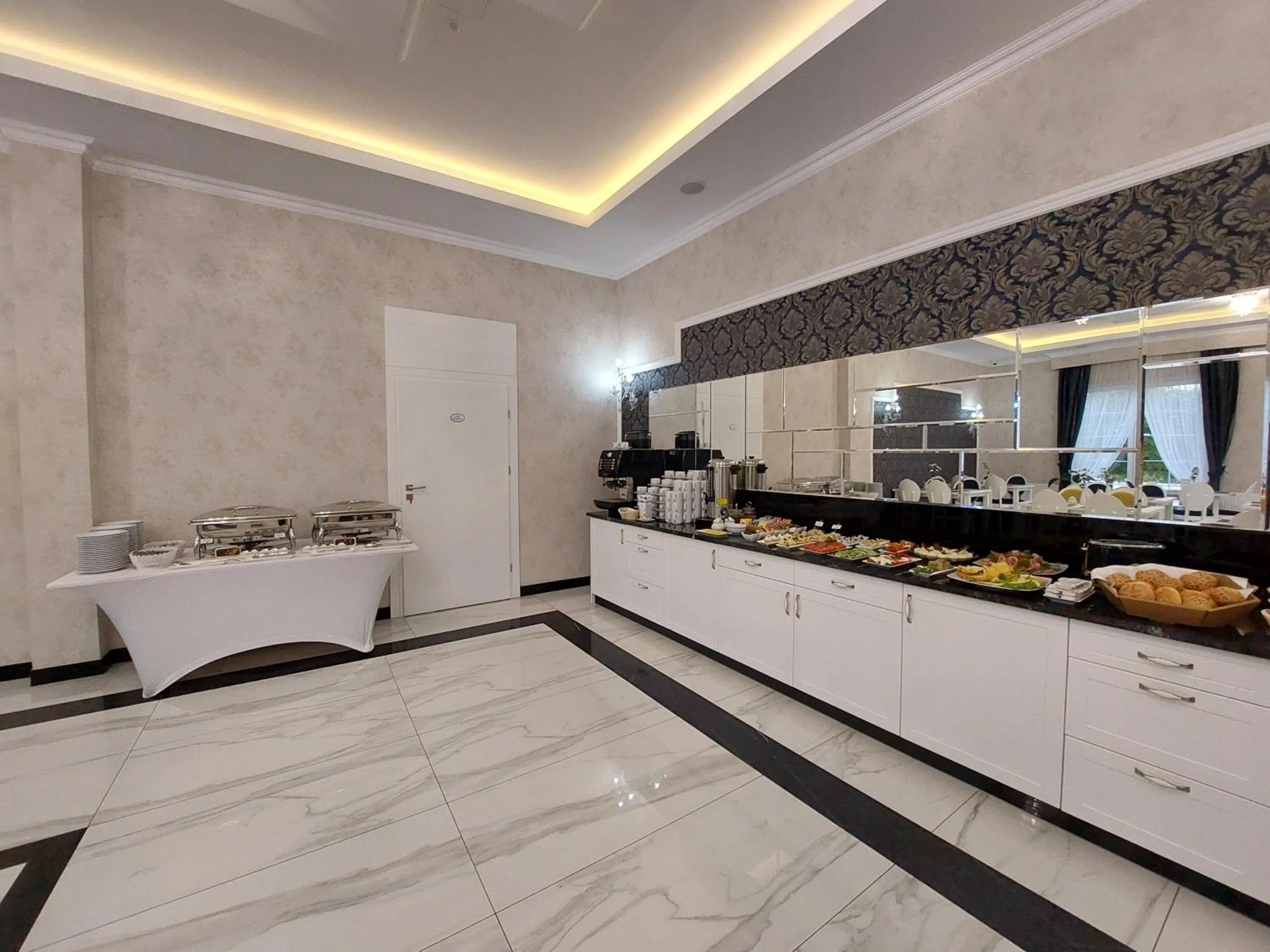 Restaurant/places to eat in Hotel Lord