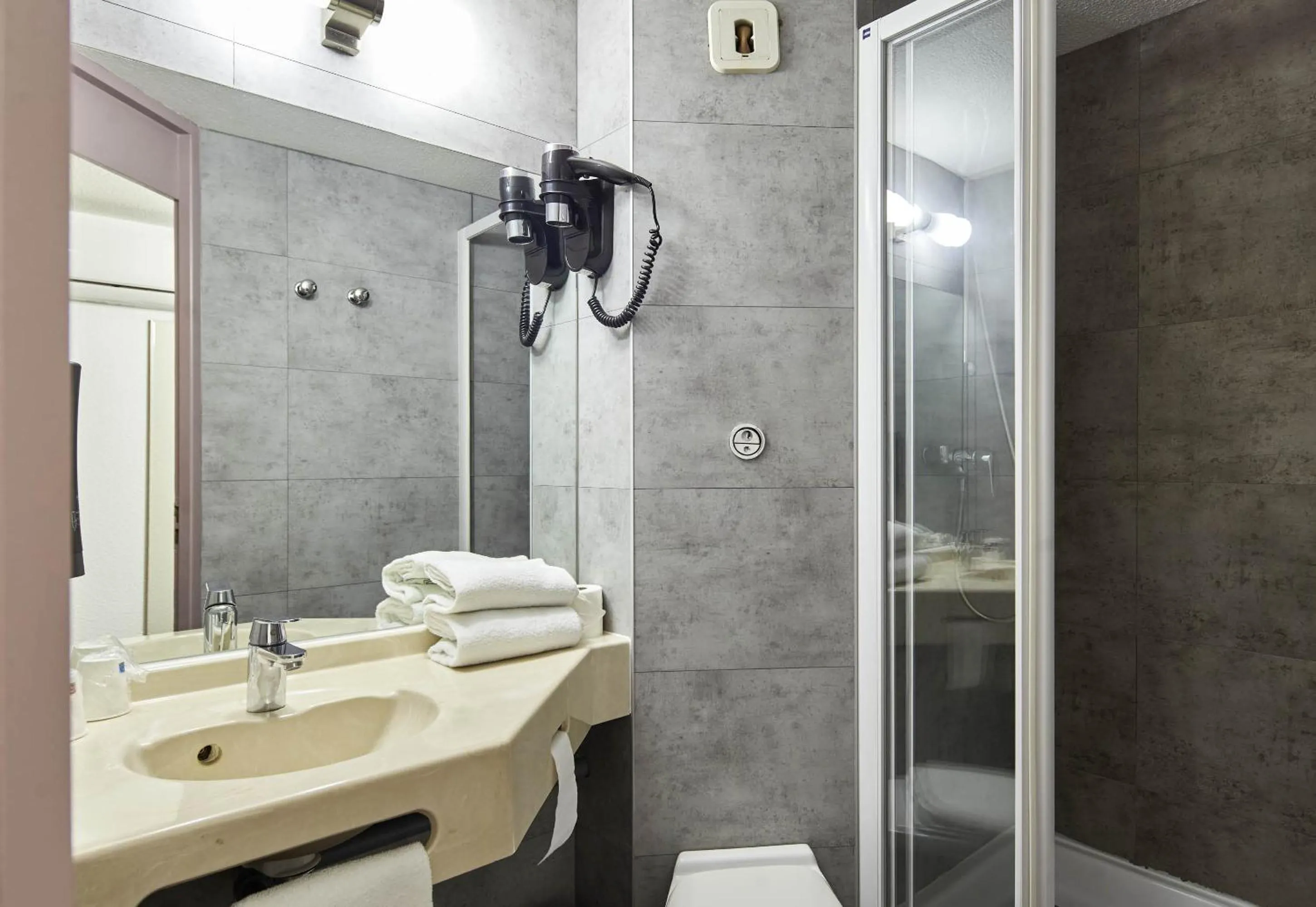 Bathroom in B&B HOTEL Marne-la-Vallée Chelles