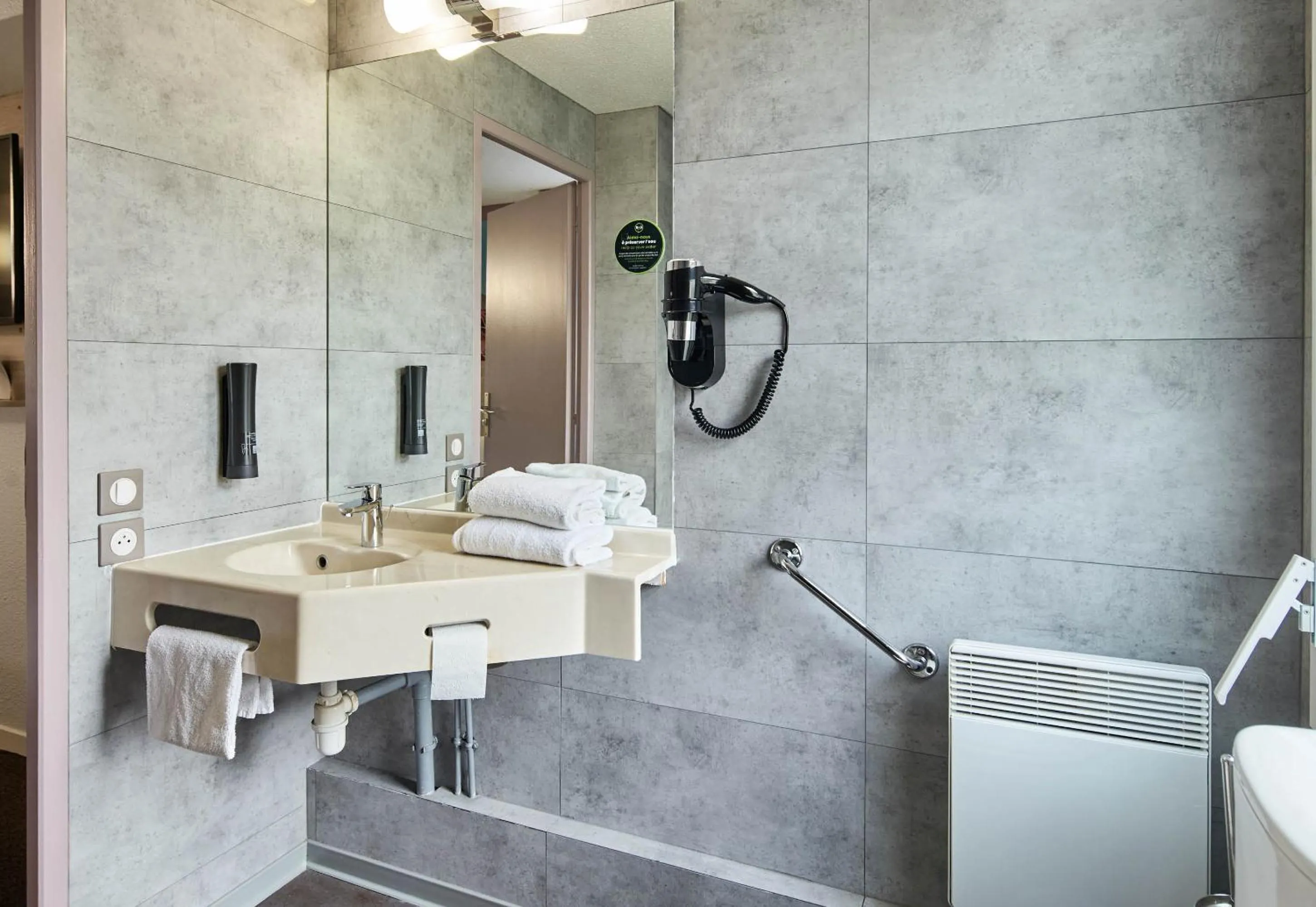 Bathroom in B&B HOTEL Marne-la-Vallée Chelles