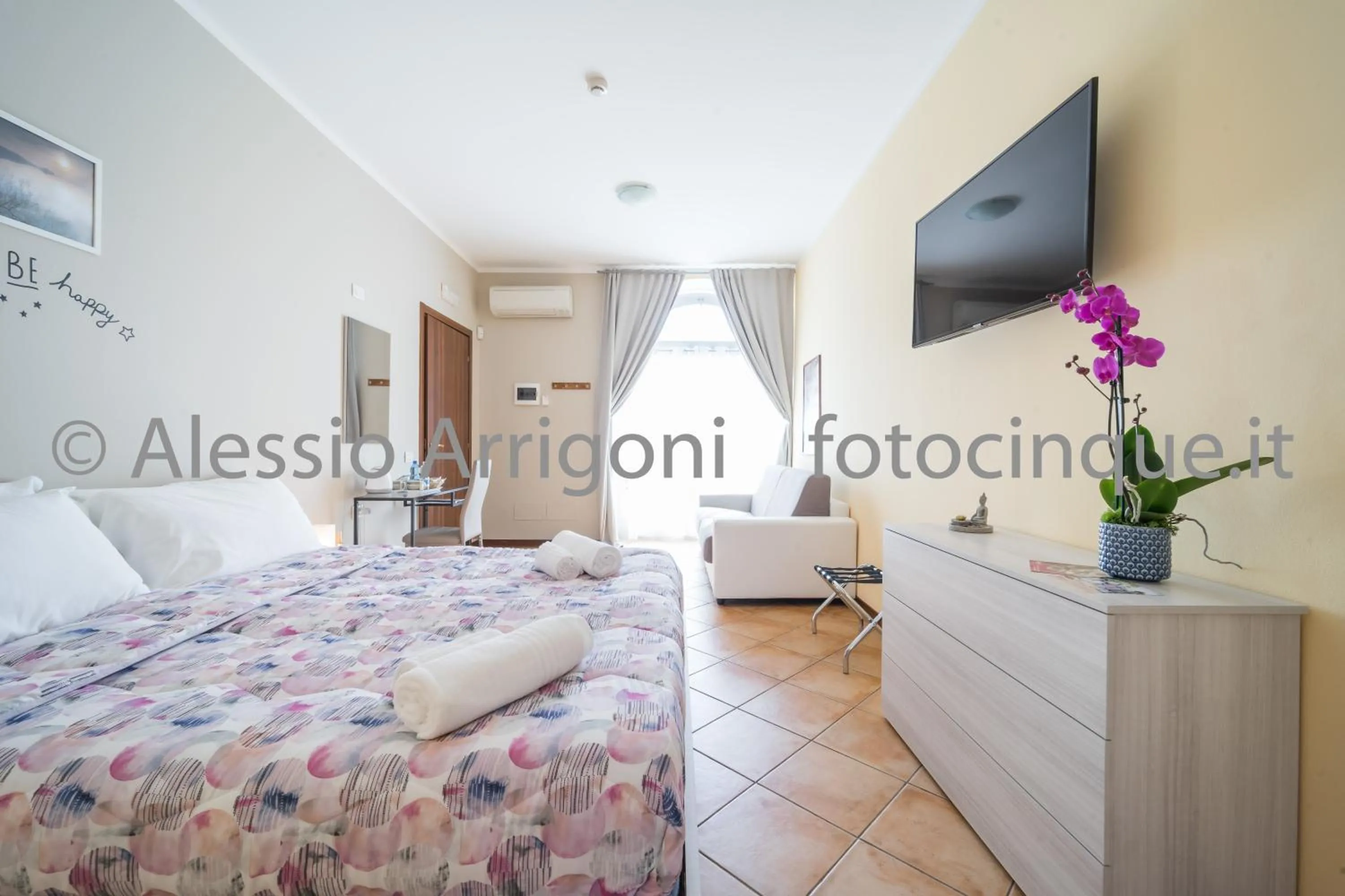 Photo of the whole room, Bed in BlueLake Inn