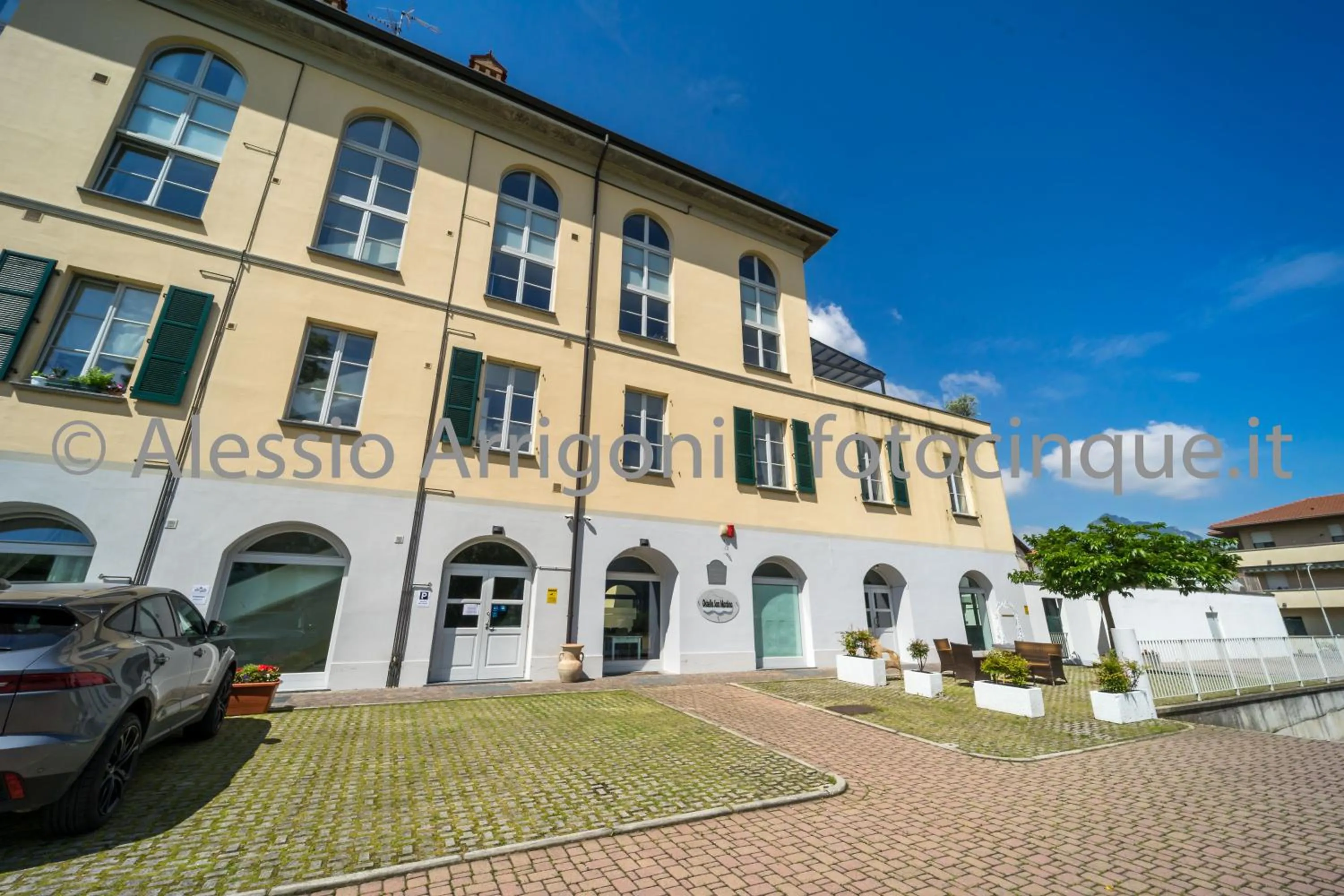 Lounge or bar in BlueLake Inn