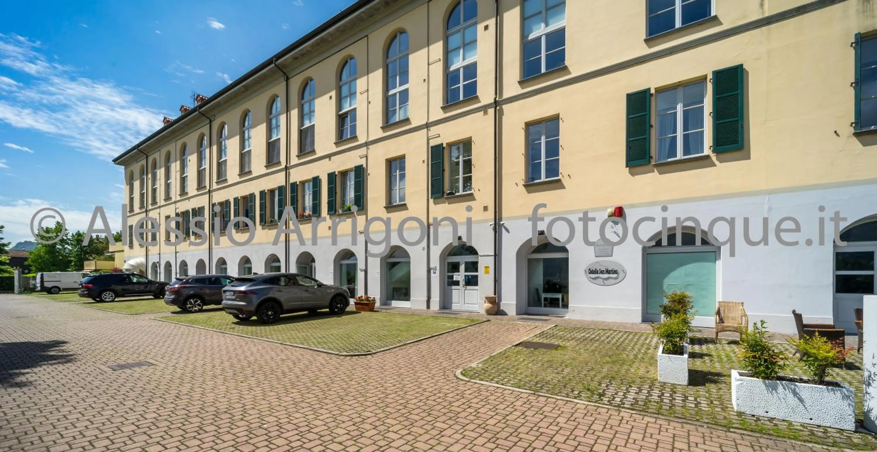 Facade/entrance in BlueLake Inn