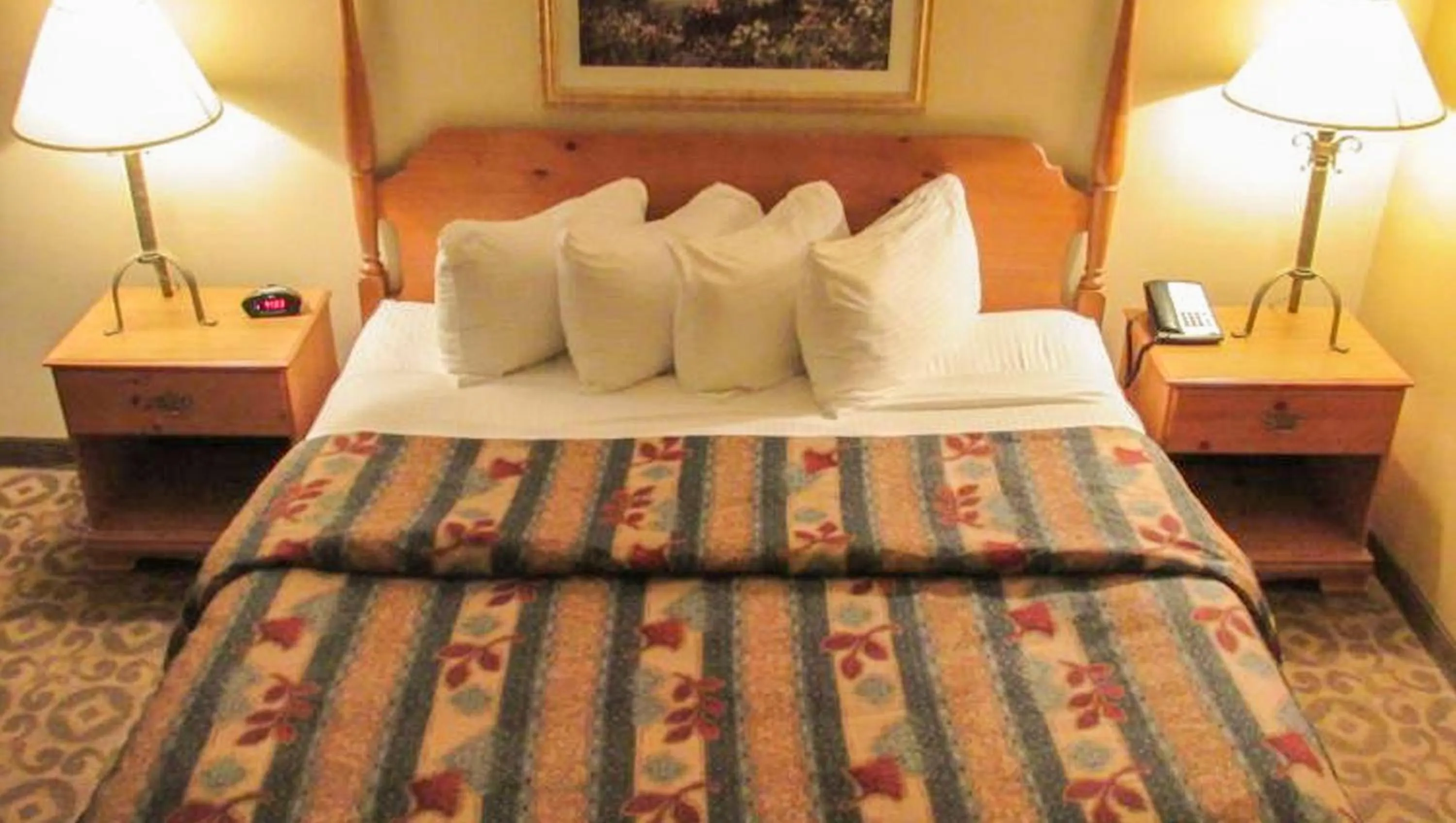 Bedroom, Bed in Magnuson Grand Pioneer Inn and Suites