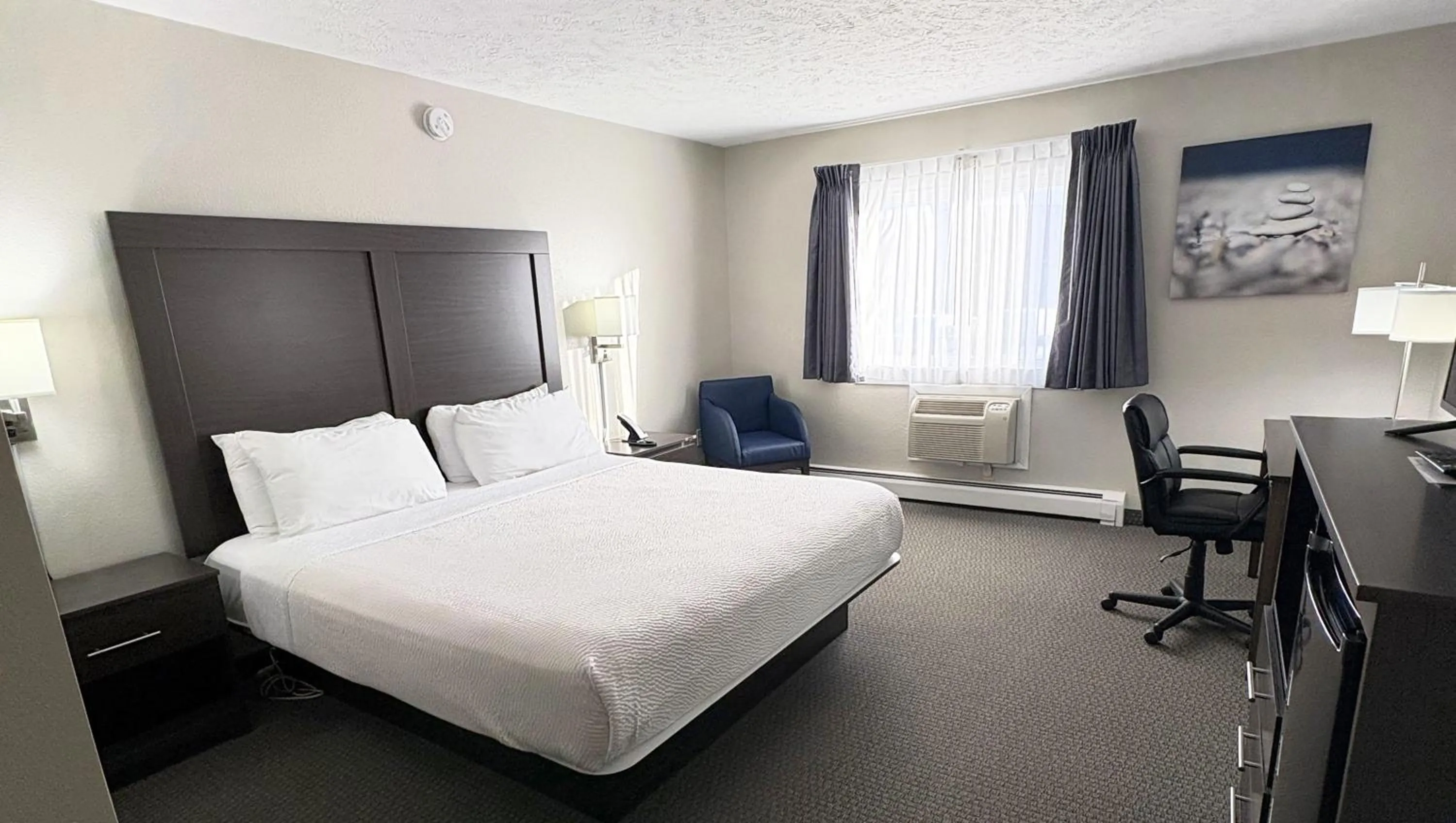 Bedroom, Bed in Magnuson Grand Pioneer Inn and Suites