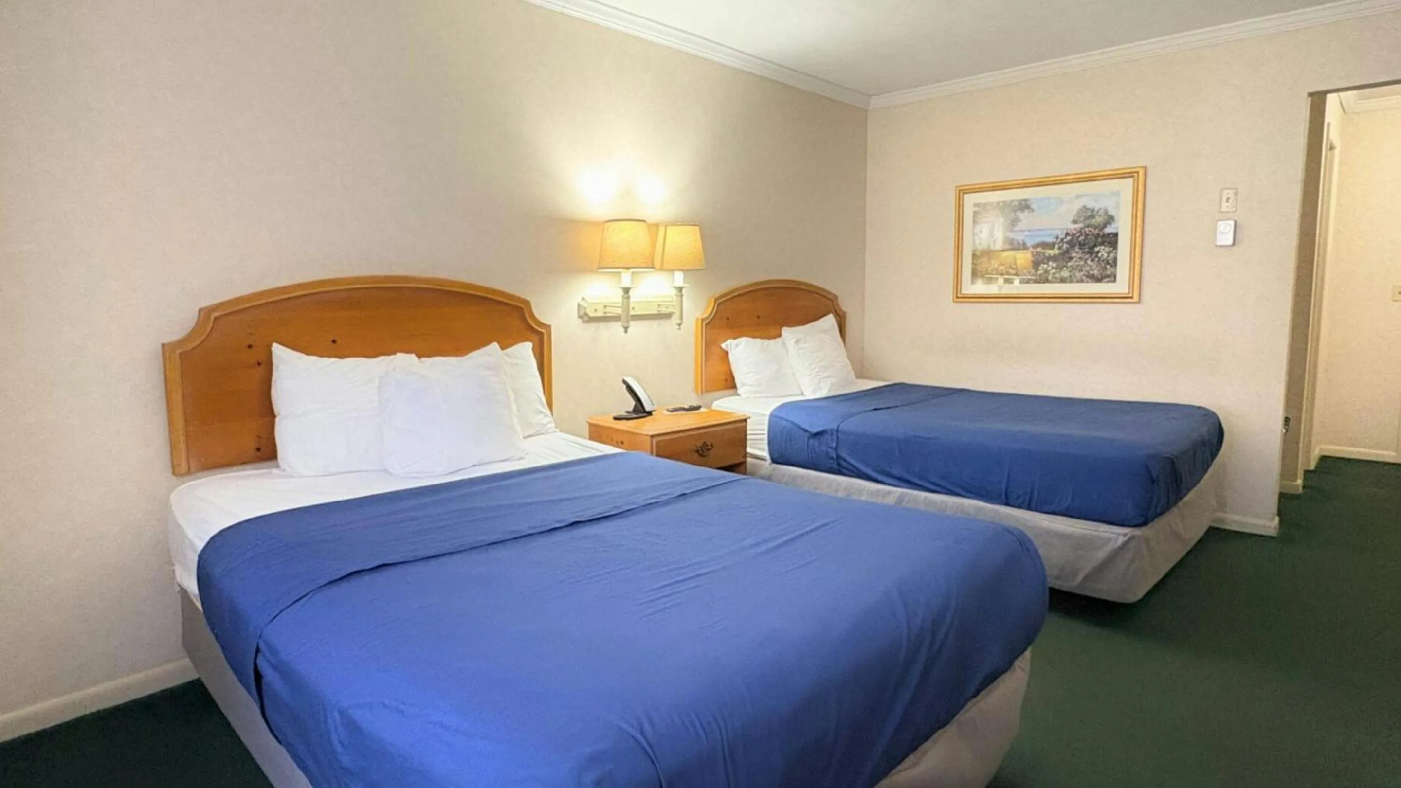 Photo of the whole room, Bed in Magnuson Grand Pioneer Inn and Suites