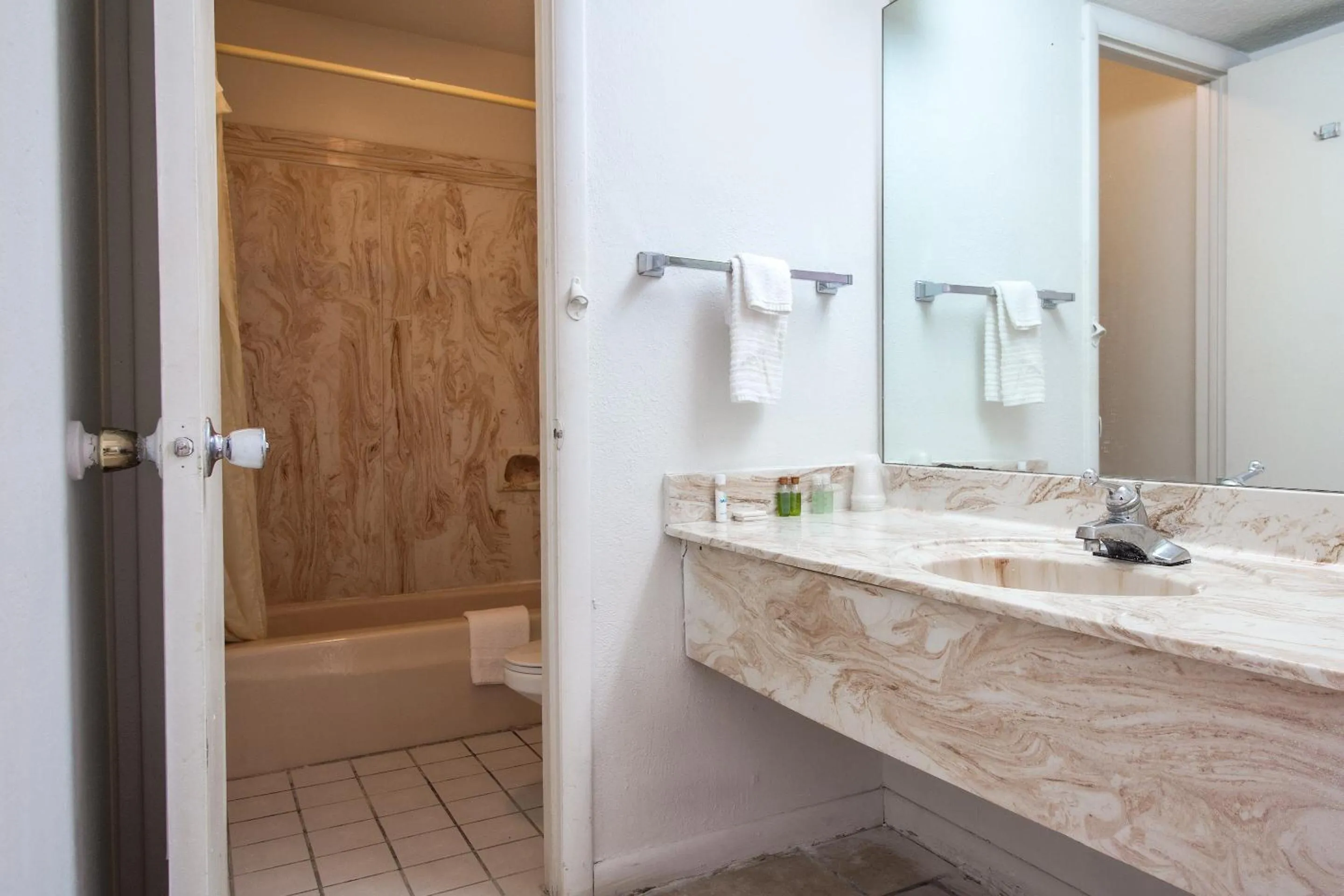 Bathroom in American Best Inn By OYO I-35 Perry near Lake McMurtry