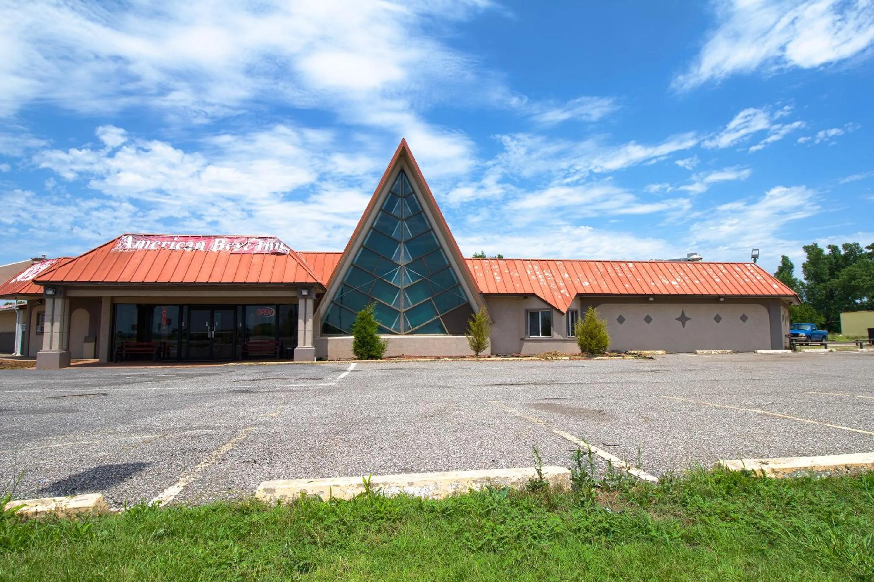 Facade/entrance in American Best Inn By OYO I-35 Perry near Lake McMurtry